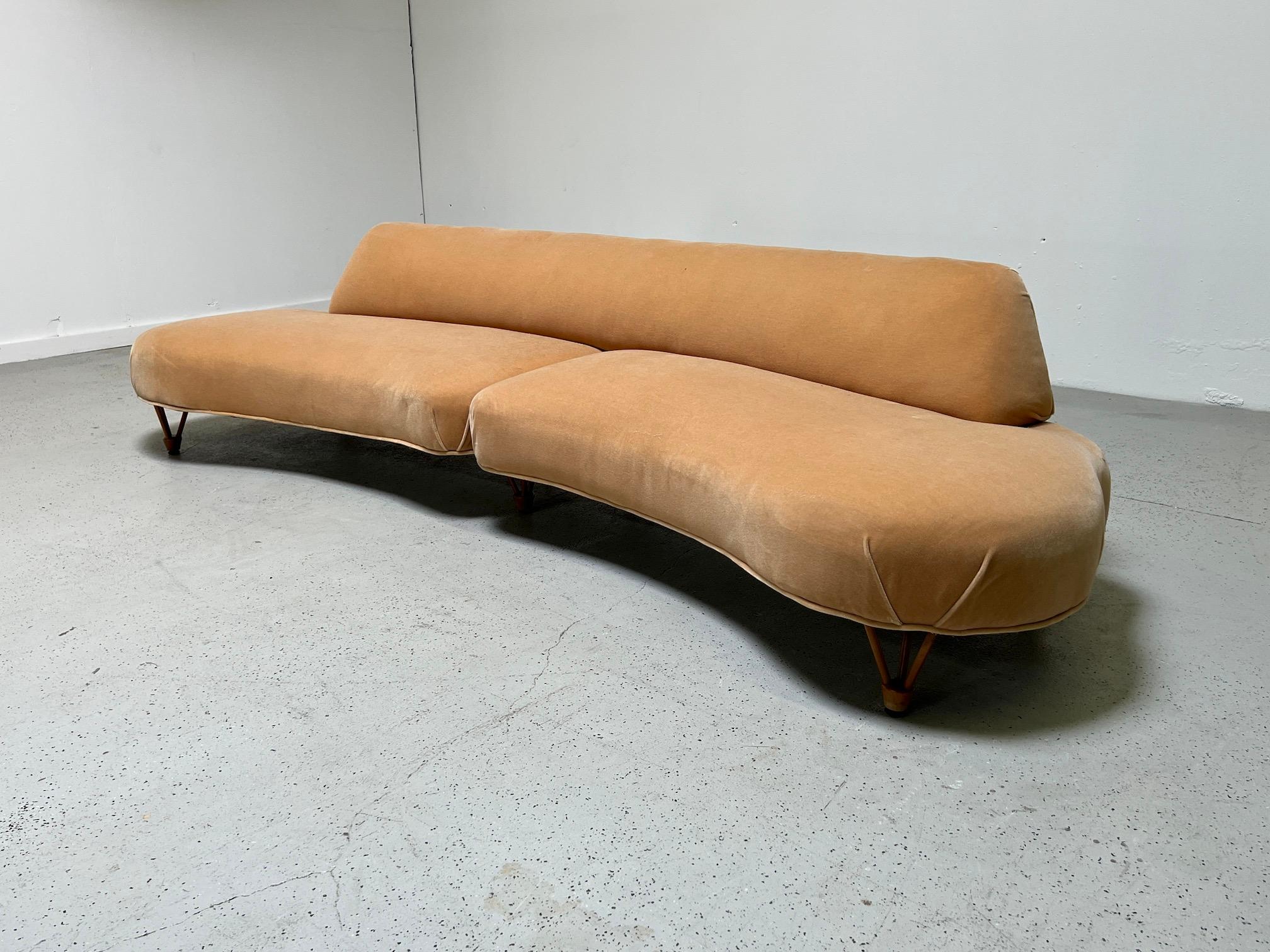 Organisches Sofa auf geformten Holzbeinen im Angebot 8