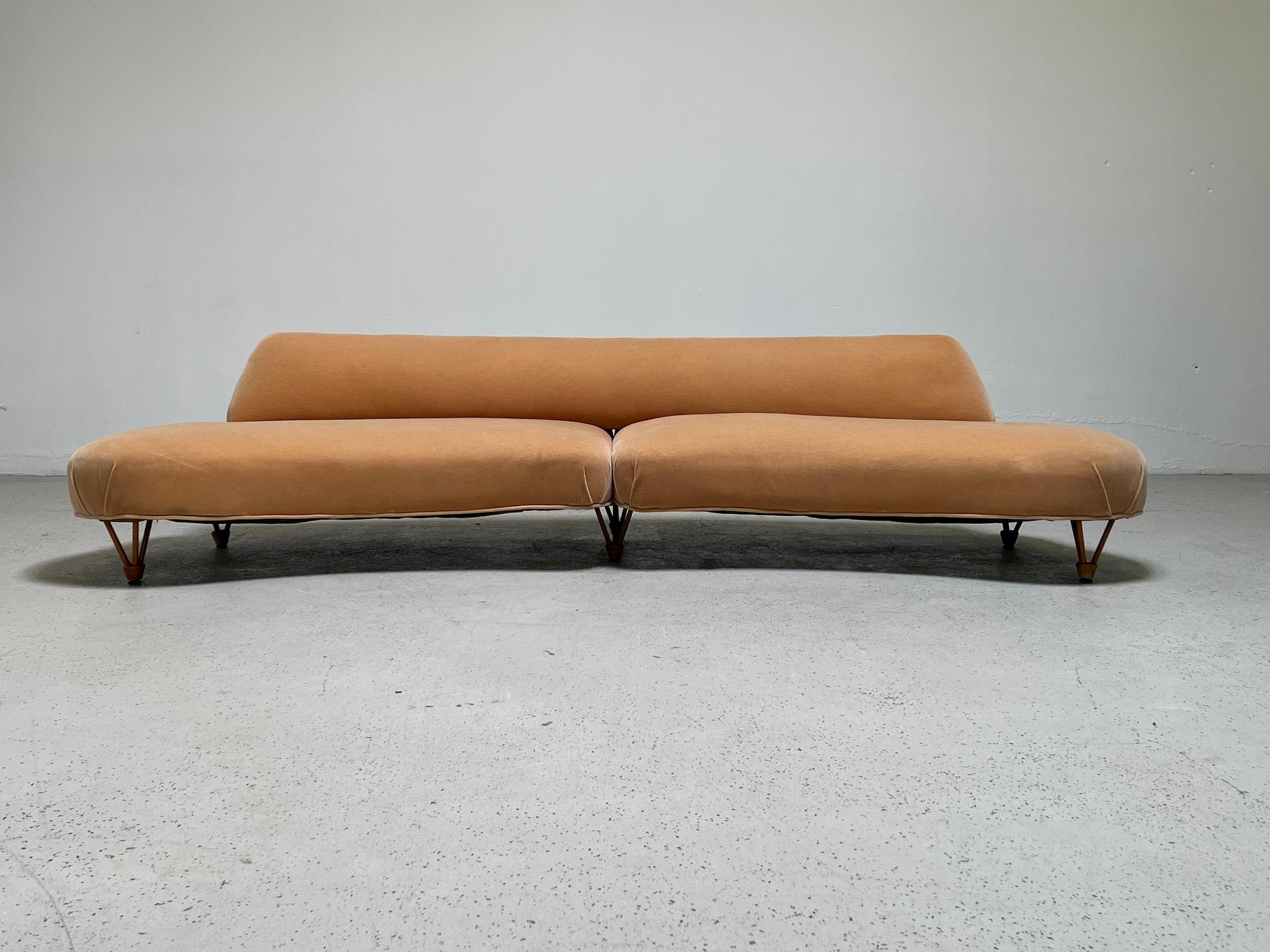 Ein sehr interessantes, organisches Sofa mit geschnitzten Holzbeinen im hohen Stil. Die Rückseite lässt sich abnehmen und die beiden Seiten lassen sich für einen einfachen Transport trennen. Gegenwärtig in schönem Zustand mit Original-Mohair