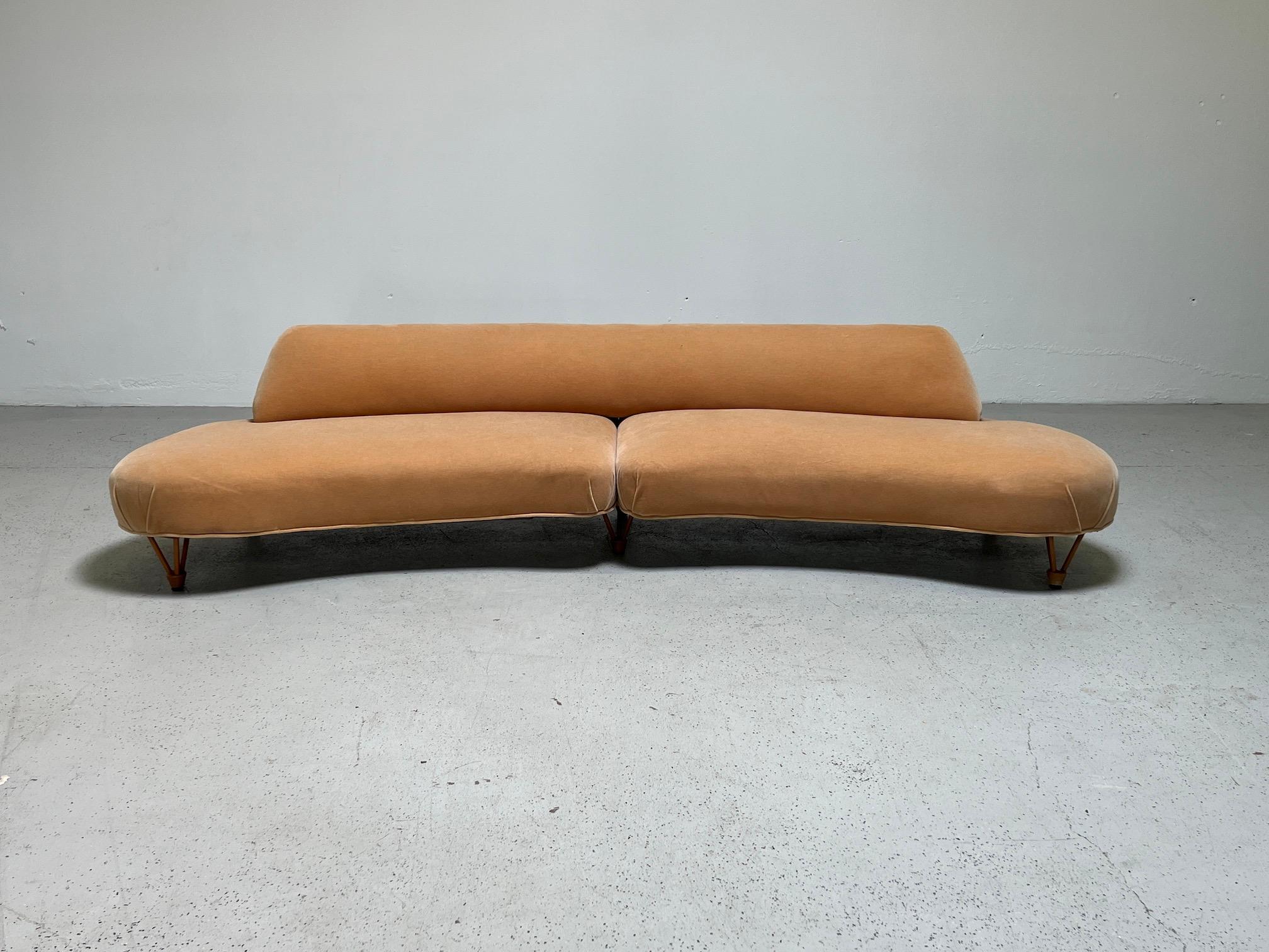 Organisches Sofa auf geformten Holzbeinen im Zustand „Gut“ im Angebot in Dallas, TX