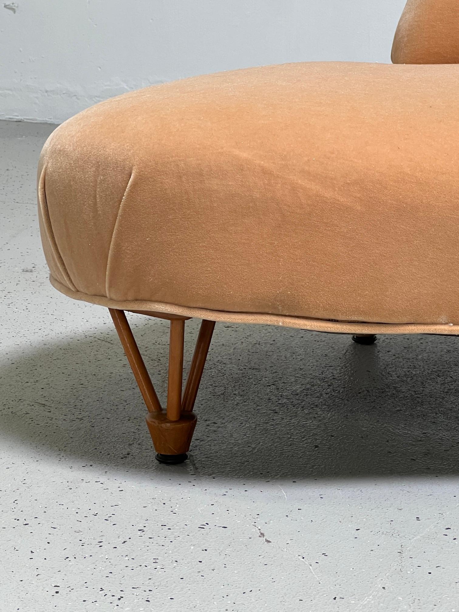 Organisches Sofa auf geformten Holzbeinen (Mohairwolle) im Angebot