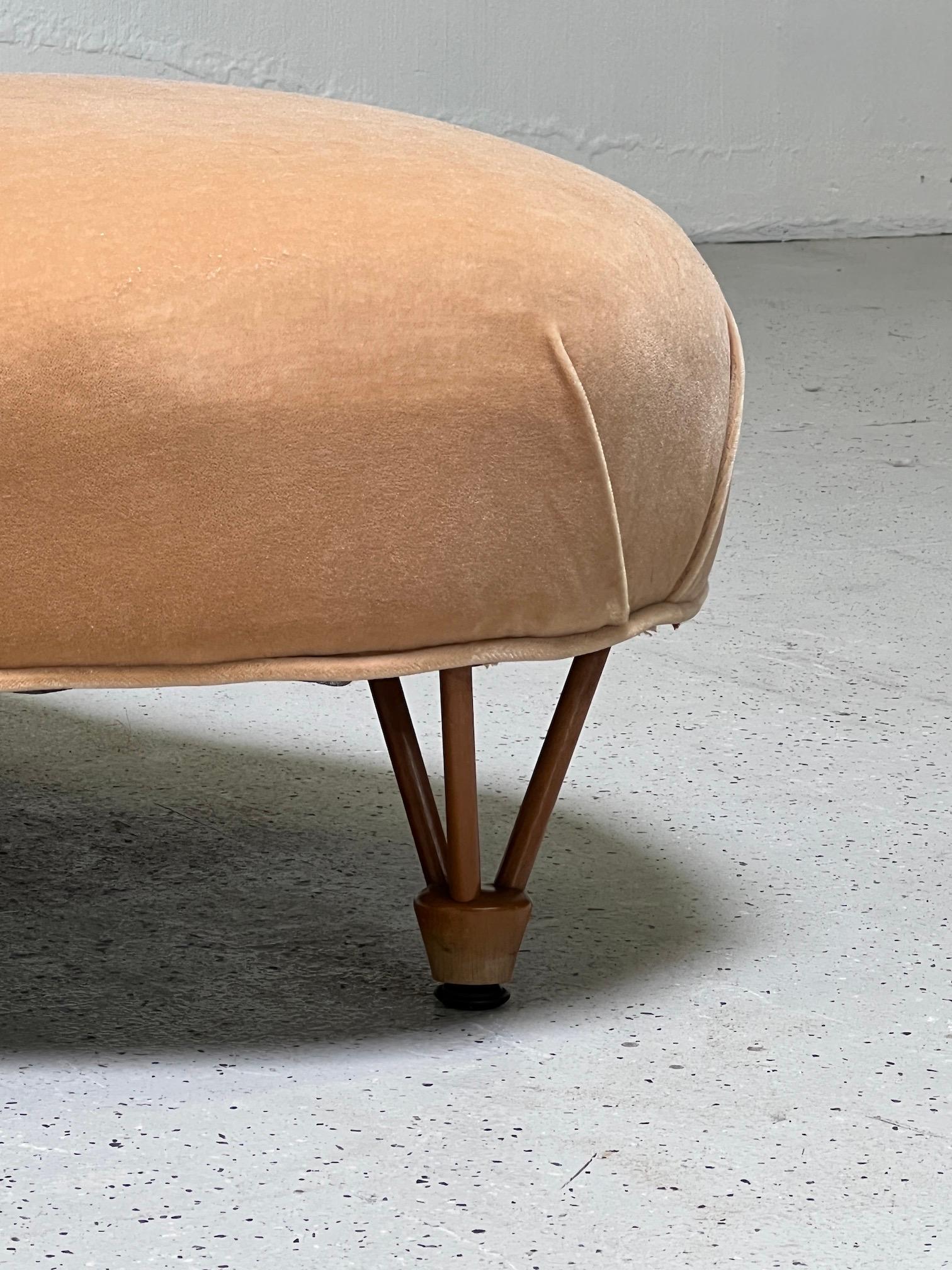 Organisches Sofa auf geformten Holzbeinen im Angebot 1