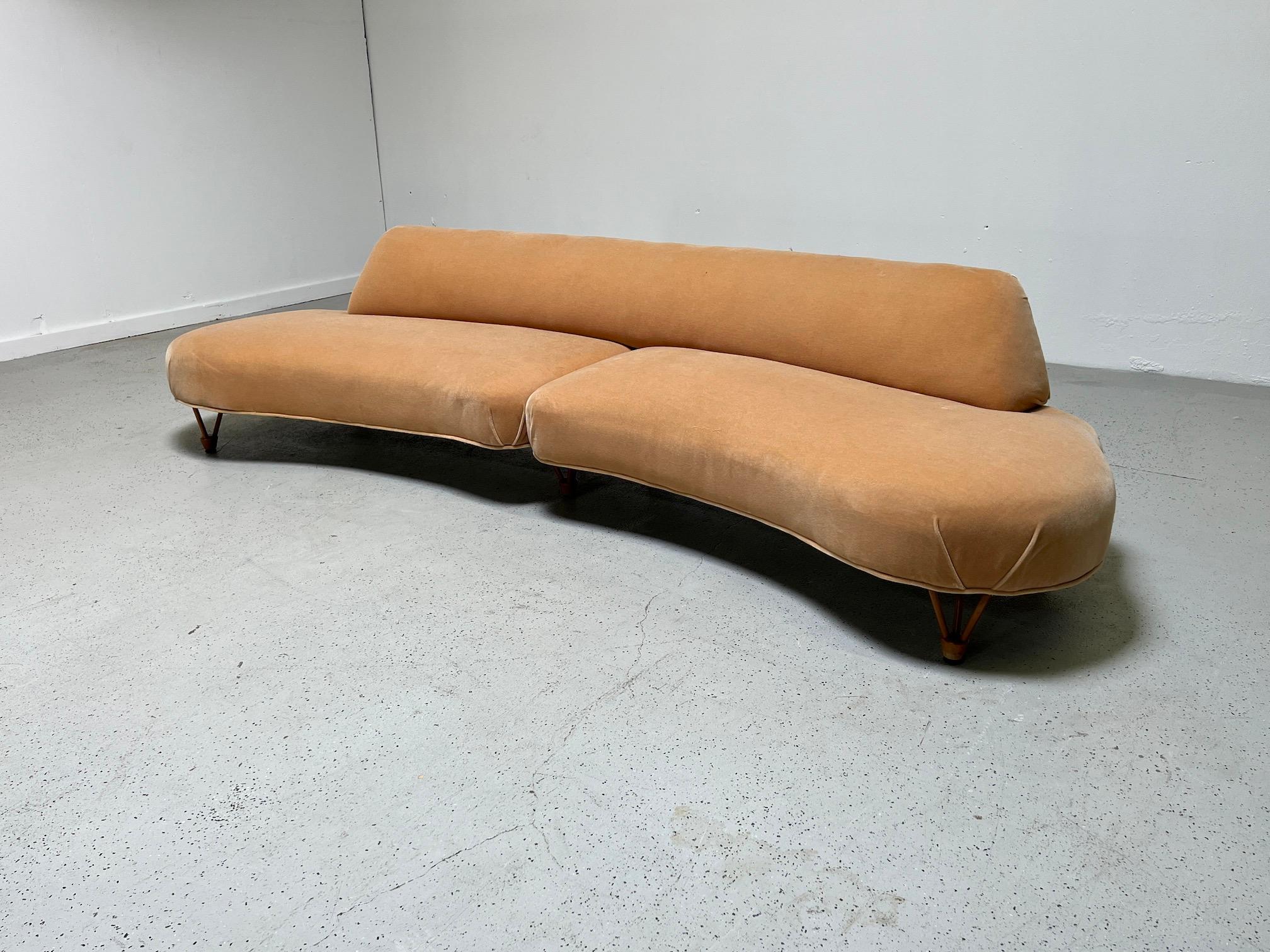 Organisches Sofa auf geformten Holzbeinen im Angebot 3
