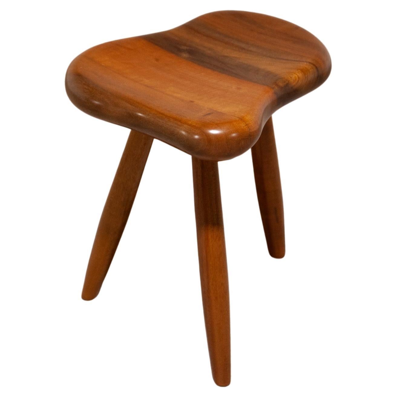 Taburete asimétrico hecho a medida, elaborado y esculpido por expertos para conseguir una forma única que recuerda al maestro Alexandre Noll. Patas suavemente ahusadas.

Madera expresiva de color miel.

Una artesanía realmente hermosa.

2