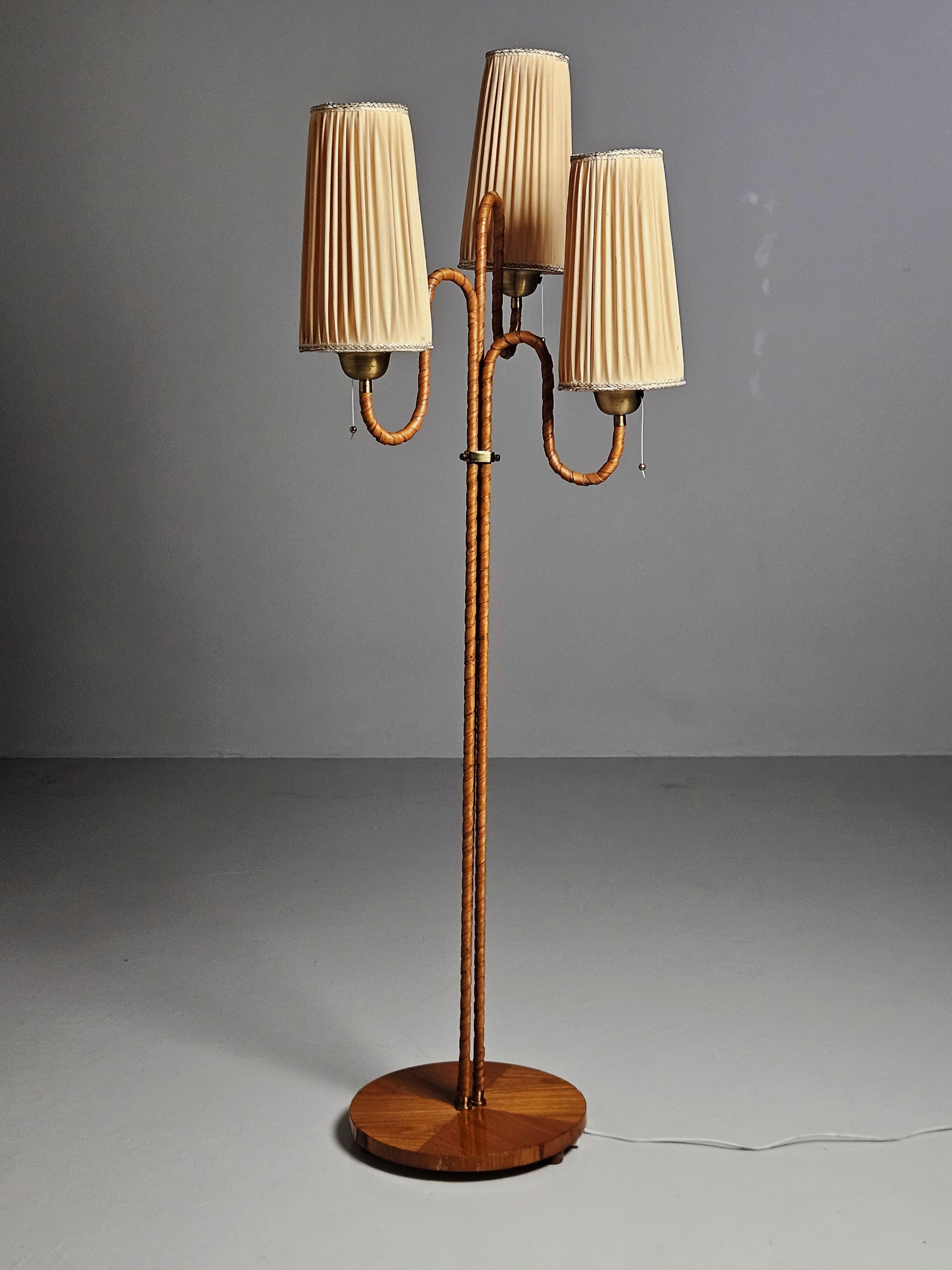 Schwedische moderne organische Stehlampe eines anonymen Designers aus den 1940er Jahren. 

Hergestellt aus Rattan und Holz. Drei Arme in organischen Formen mit Messingdetails.