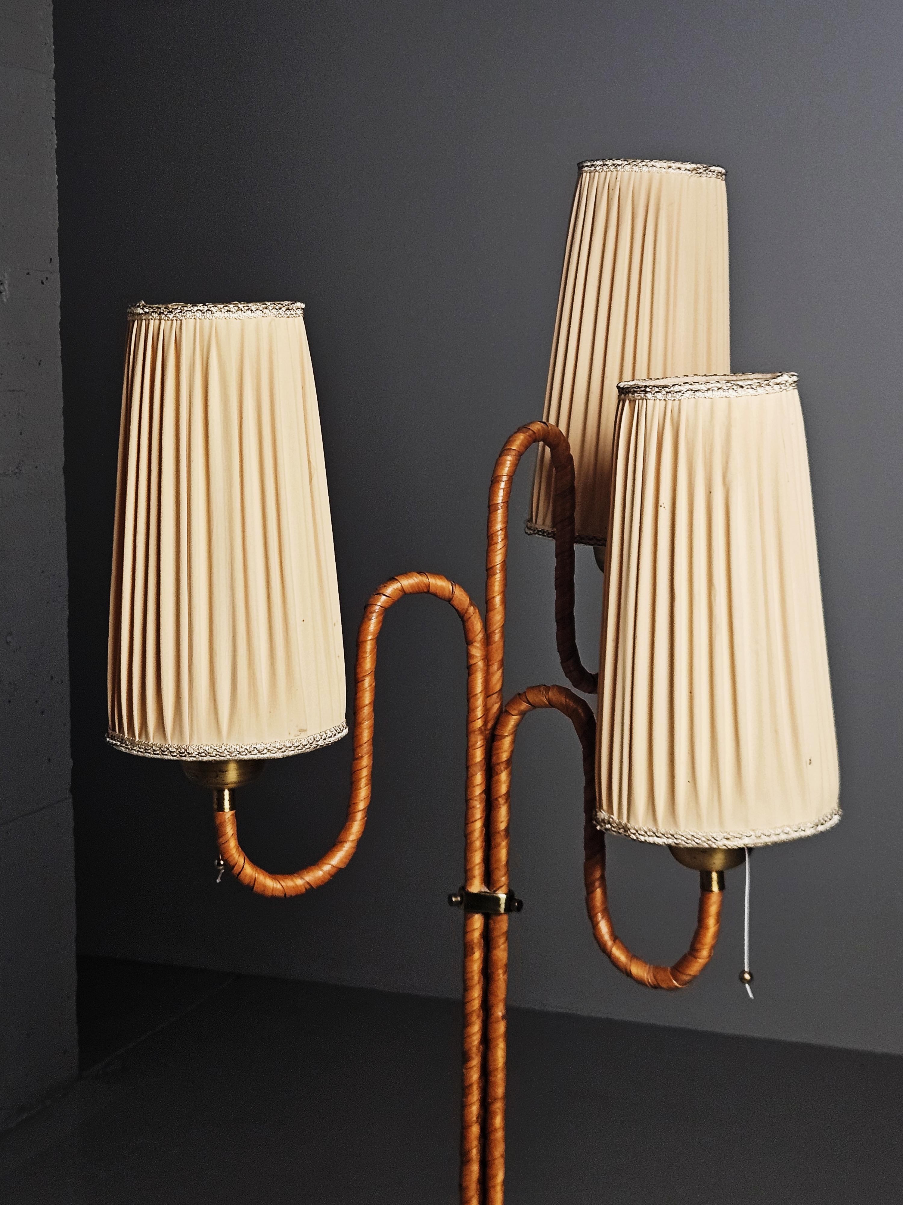 Organische schwedische Designer-Stehlampe aus den 1940er Jahren (Skandinavische Moderne) im Angebot