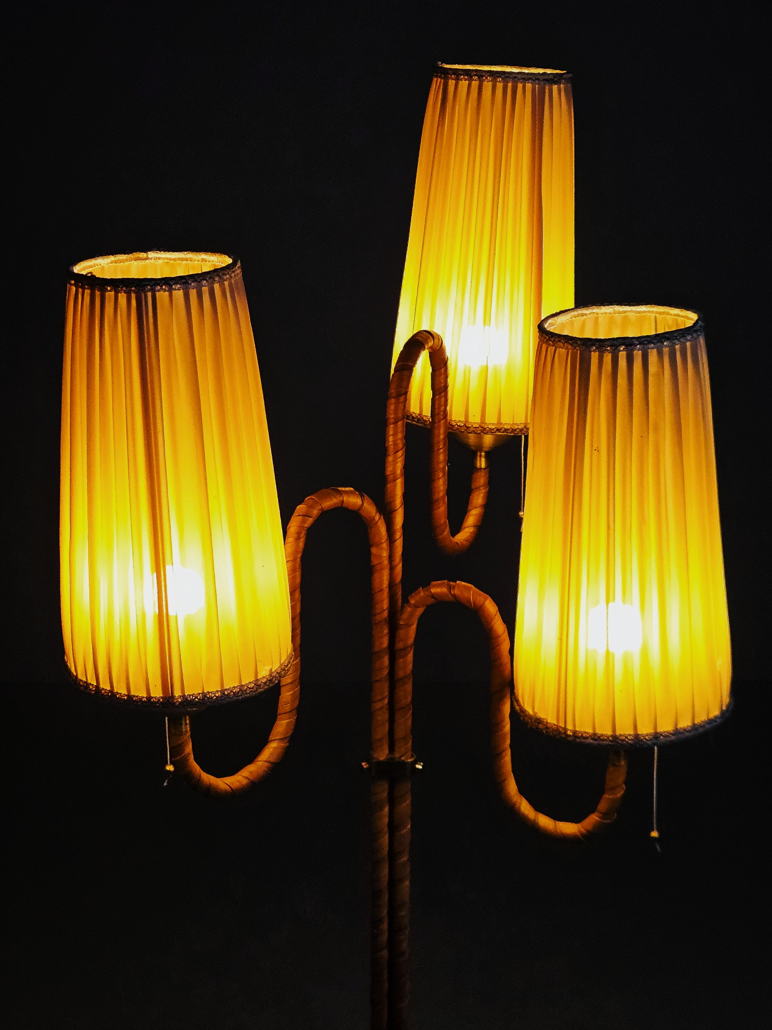 Organische schwedische Designer-Stehlampe aus den 1940er Jahren (20. Jahrhundert) im Angebot