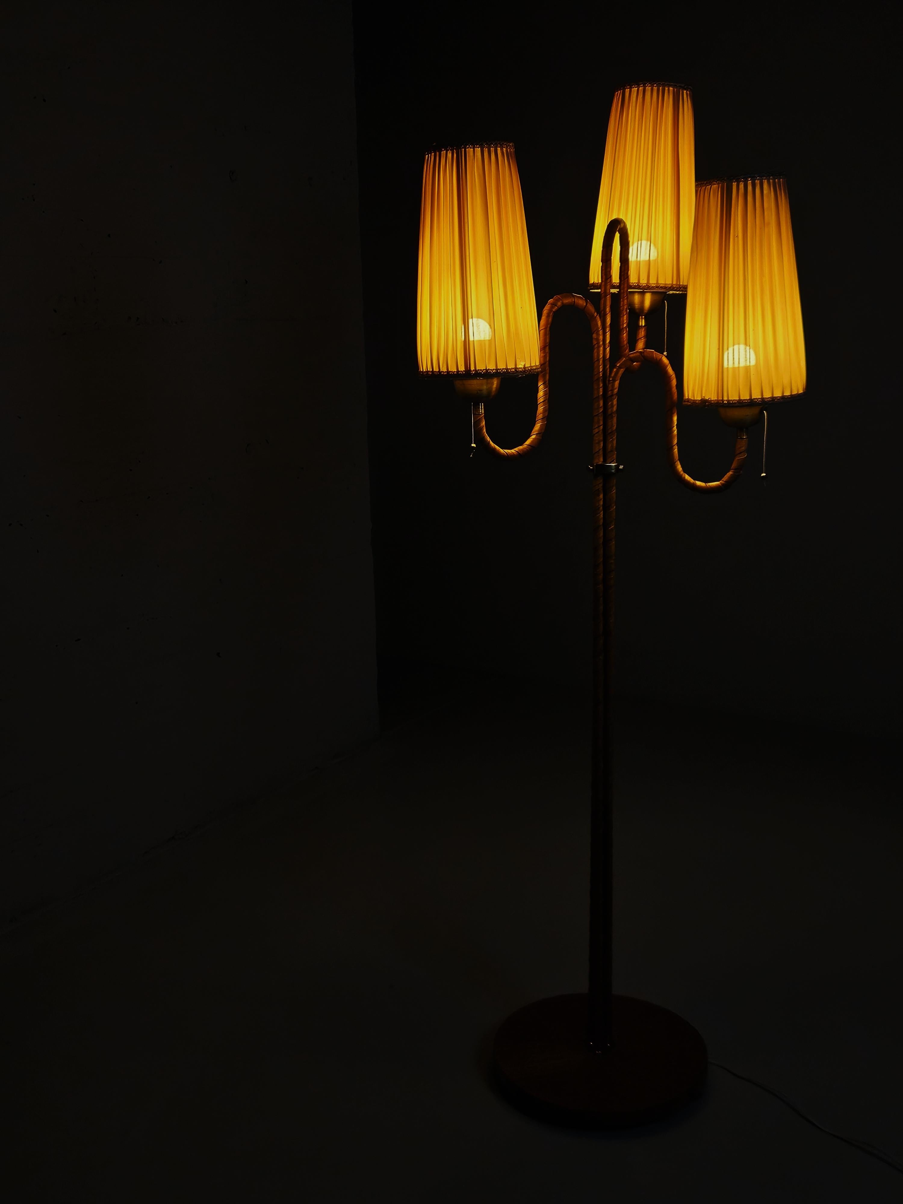 Organische schwedische Designer-Stehlampe aus den 1940er Jahren im Angebot 1
