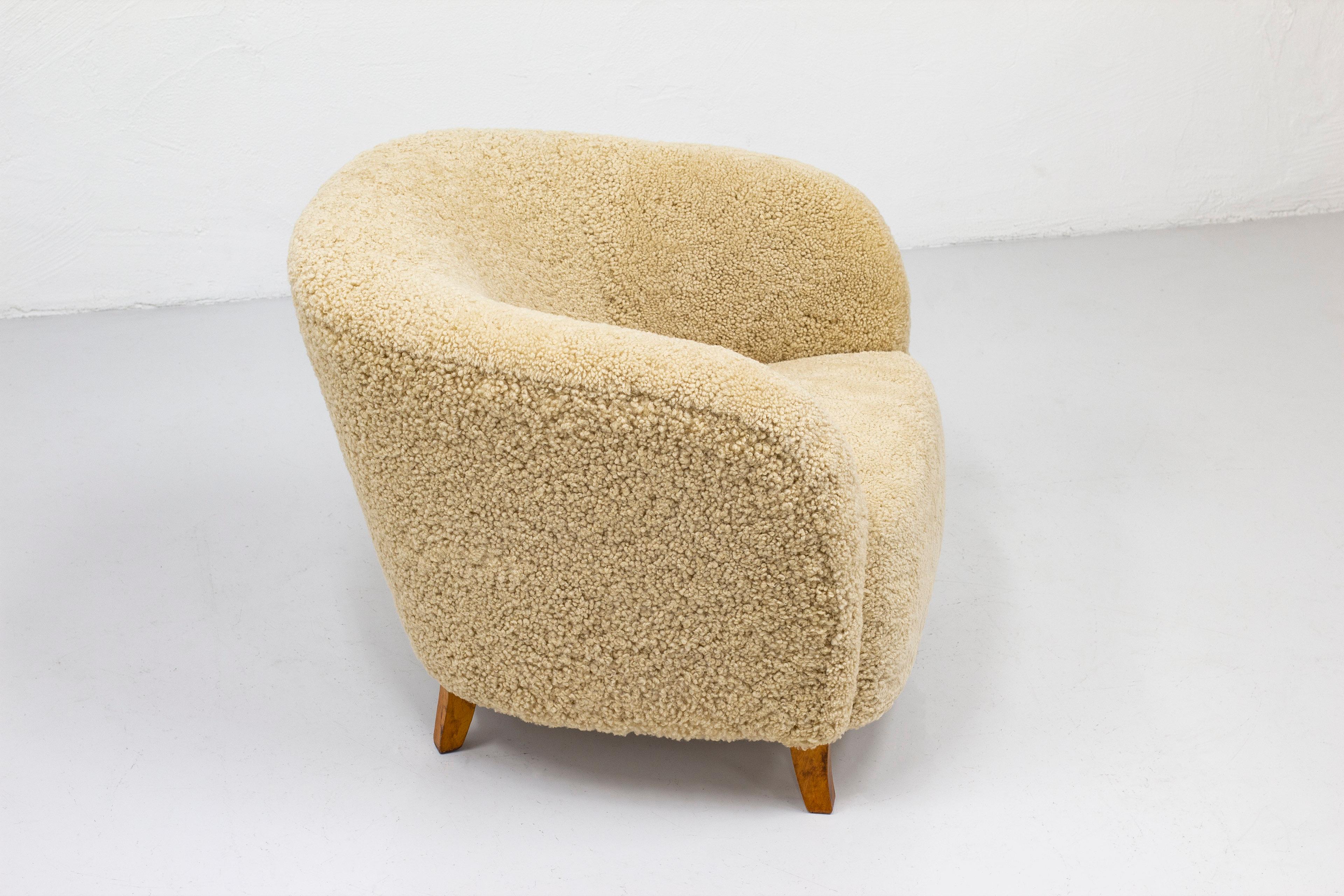 Organic Swedish Modern Lounge Chair with Sheepskin Upholstery, Sweden, 1940s In Good Condition In Hägersten, SE