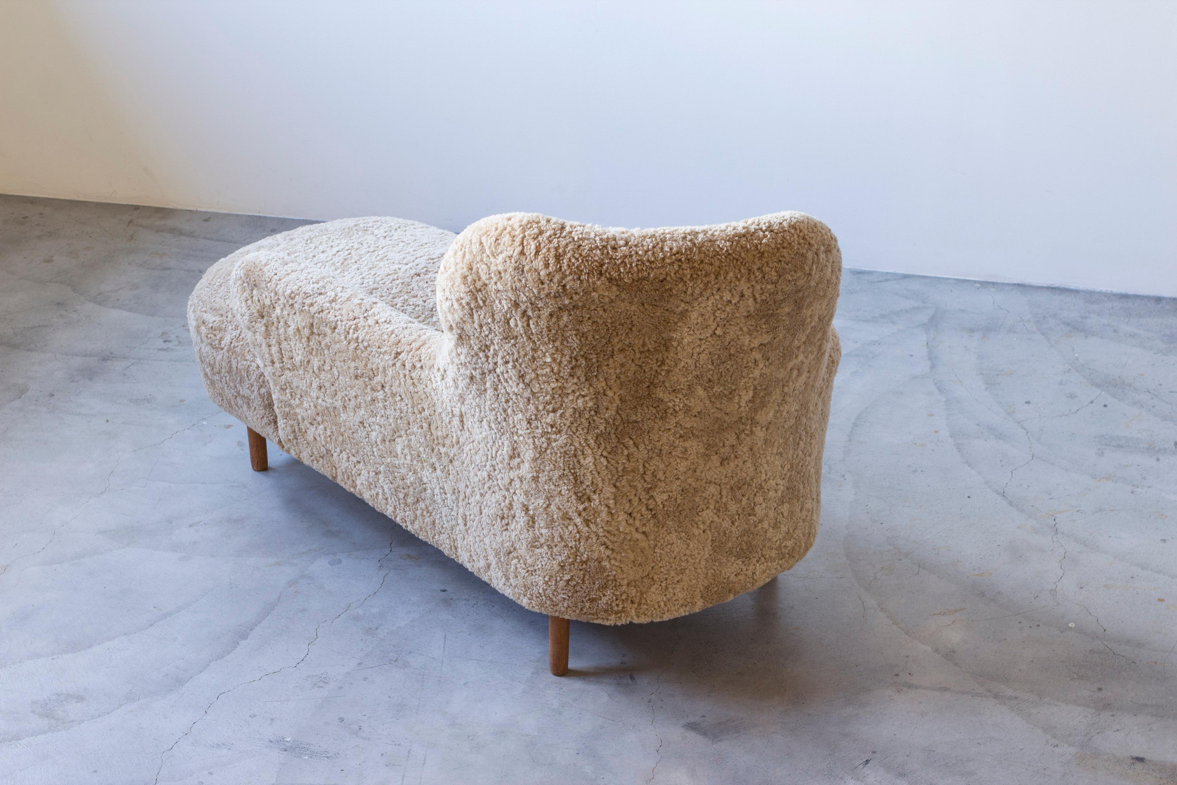 Chaise longue suédoise moderne en peau de mouton, Suède 1940s en vente 3