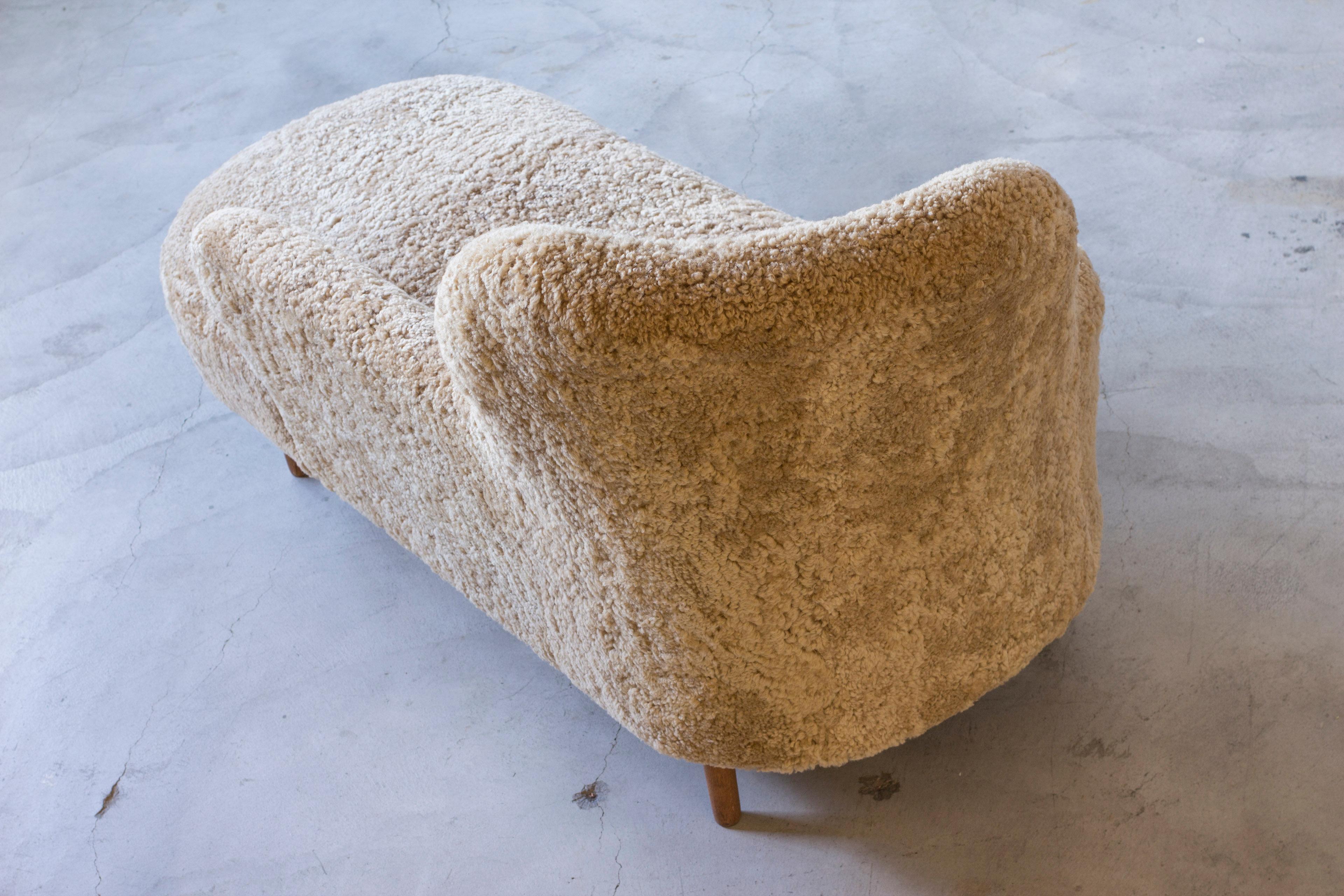 Chaise longue suédoise moderne en peau de mouton, Suède 1940s en vente 4