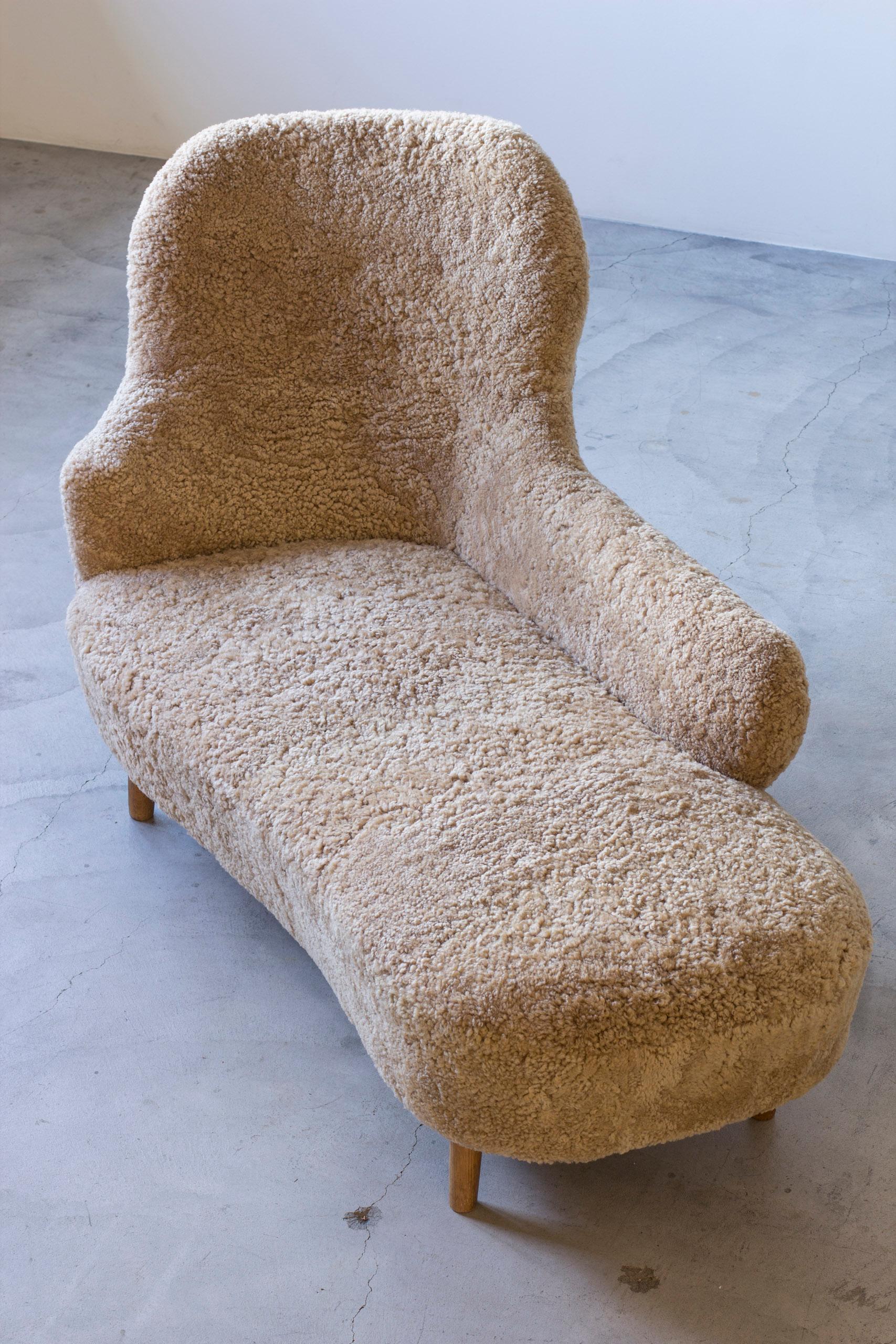 Chaise longue suédoise moderne en peau de mouton, Suède 1940s en vente 5