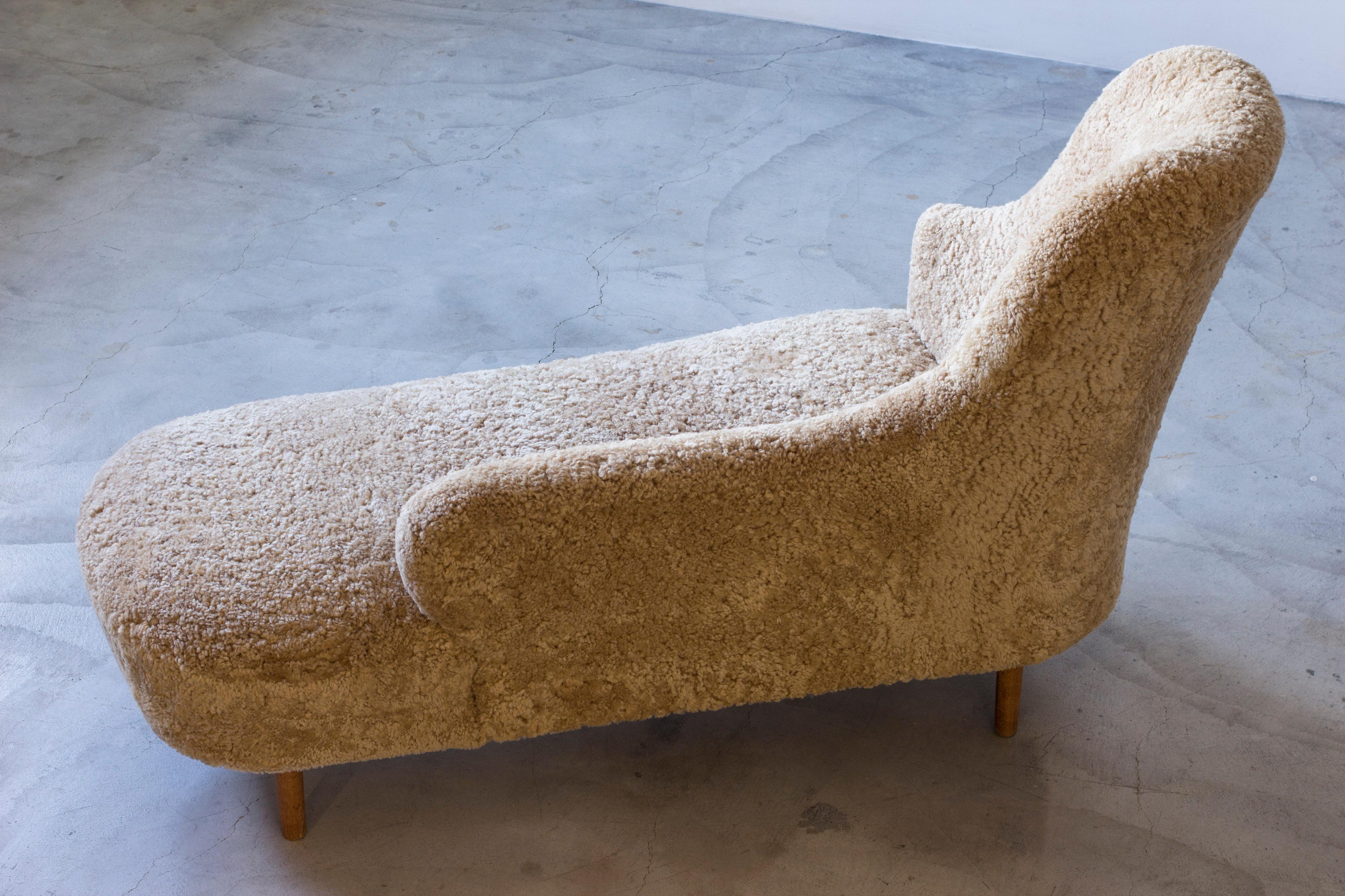 Chaise longue suédoise moderne en peau de mouton, Suède 1940s en vente 6