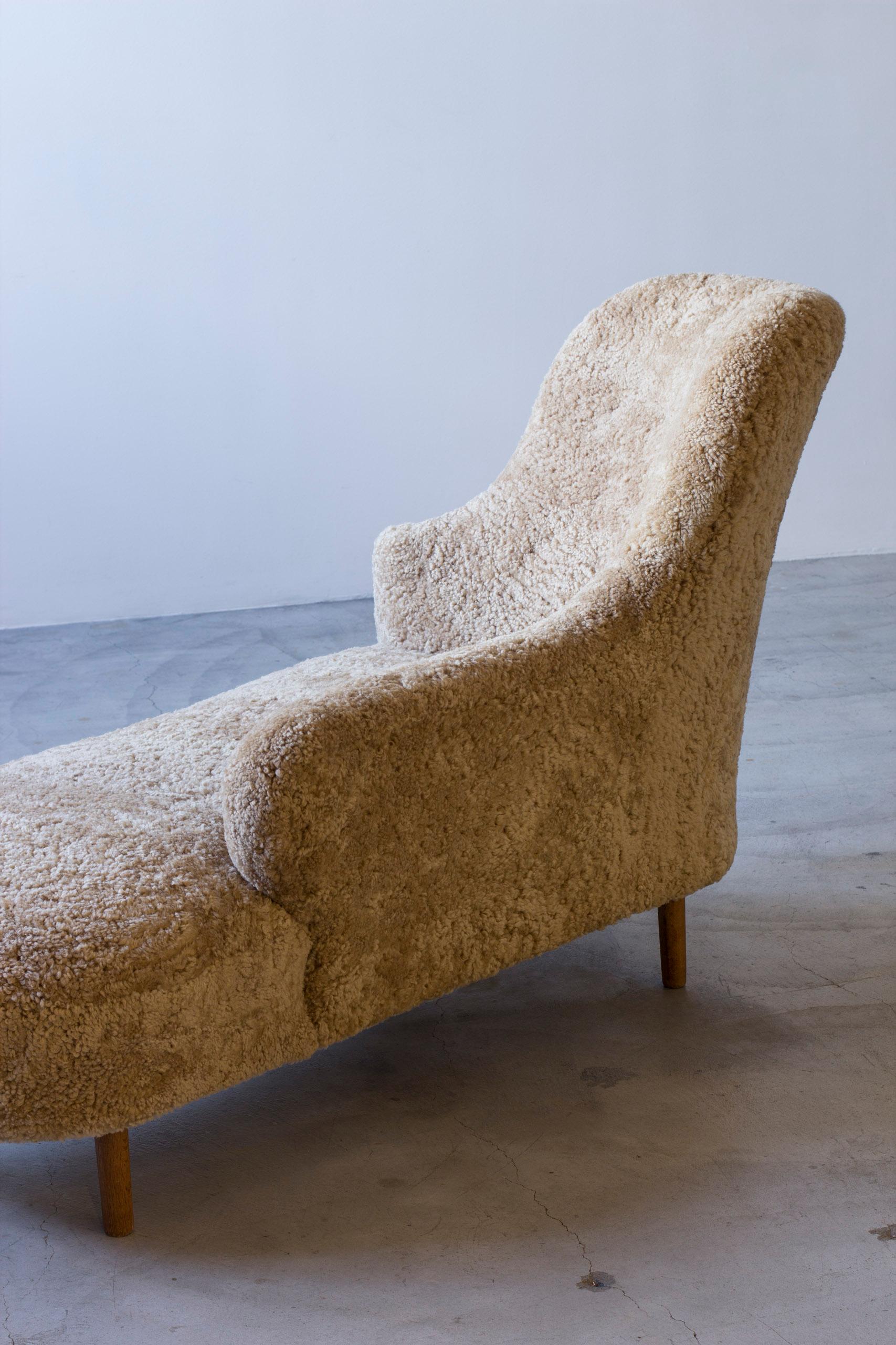 Chaise longue suédoise moderne en peau de mouton, Suède 1940s en vente 7
