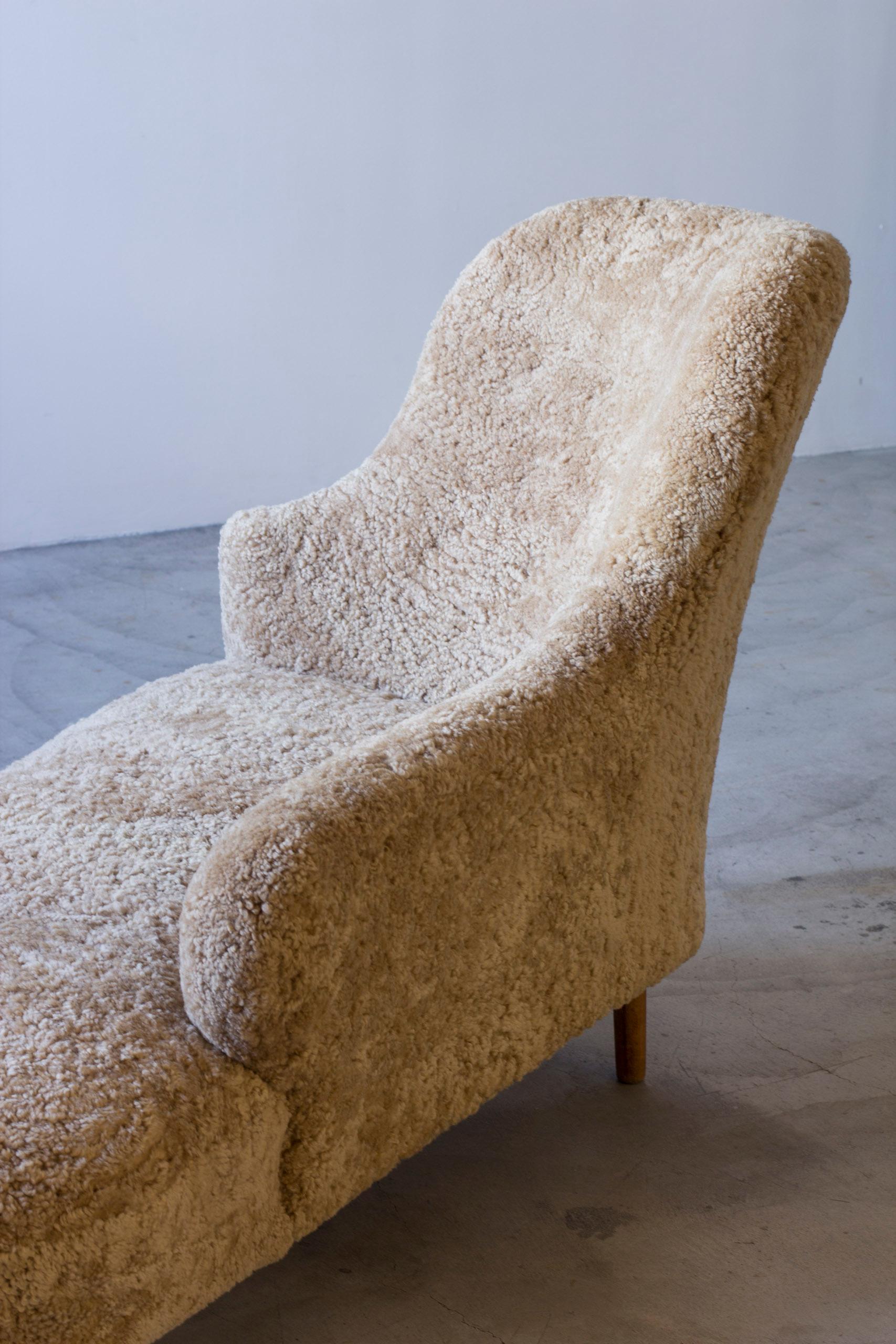 Chaise longue suédoise moderne en peau de mouton, Suède 1940s en vente 8