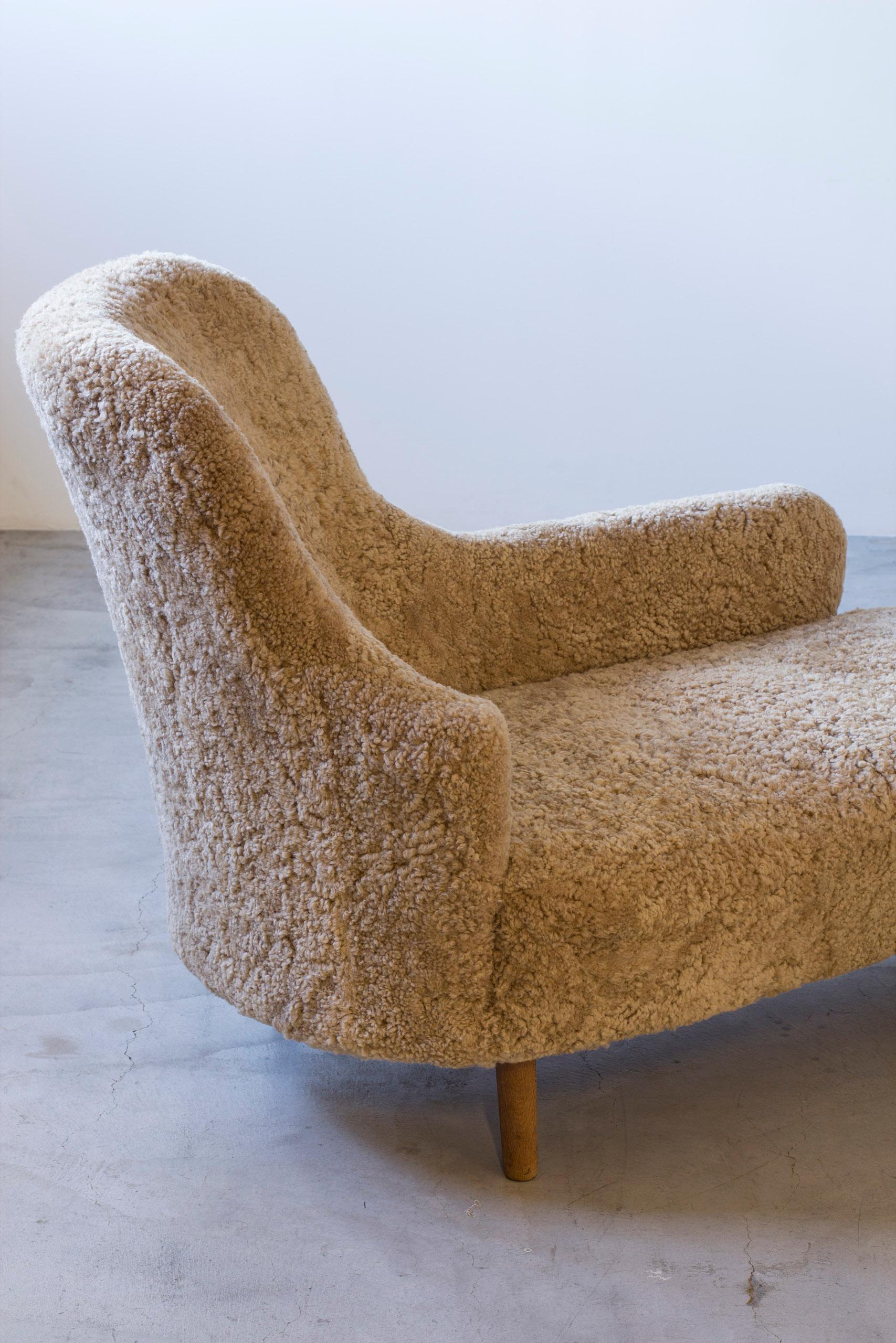 Chaise longue suédoise moderne en peau de mouton, Suède 1940s en vente 9