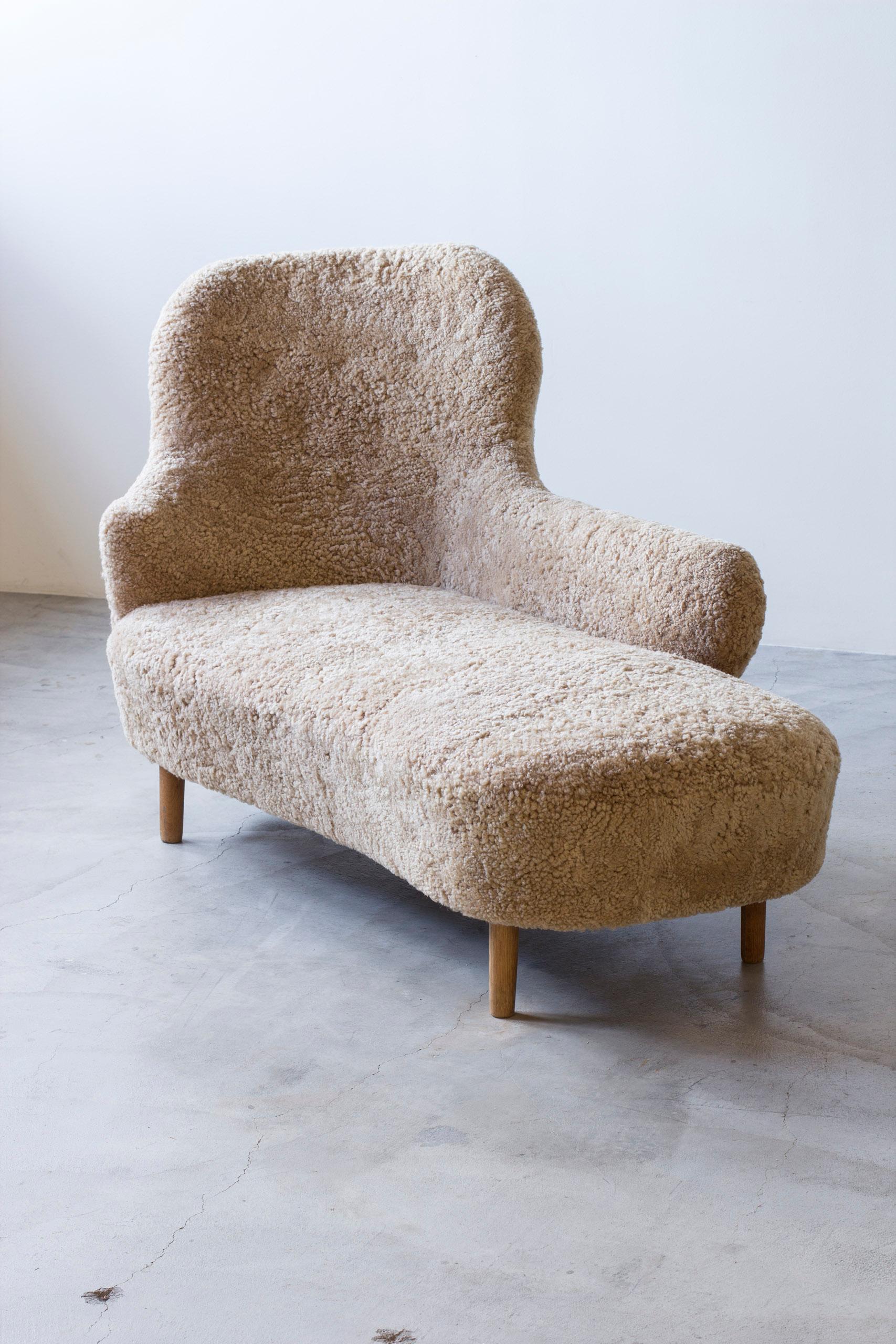 Chaise longue moderne suédoise organique d'un designer et d'un fabricant inconnus. Produit en Suède dans les années 1940. Excellente forme organique qui est mise en valeur par le nouveau revêtement en peau de mouton dans une couleur beige clair.
