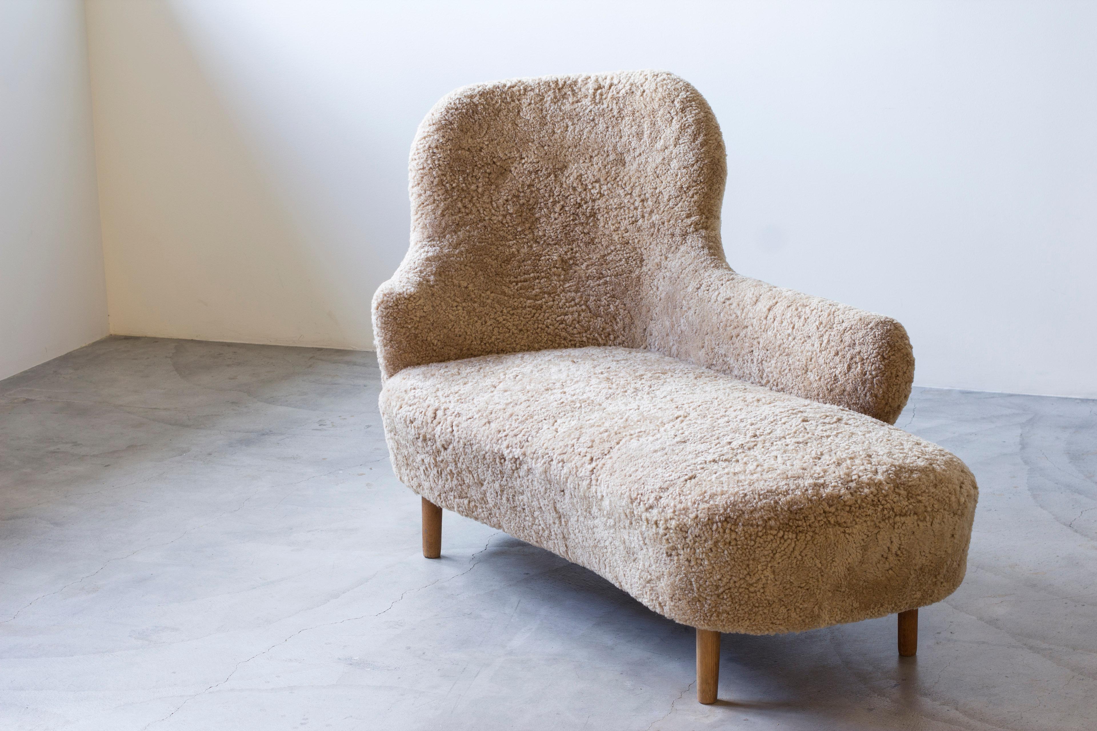 Scandinave moderne Chaise longue suédoise moderne en peau de mouton, Suède 1940s en vente