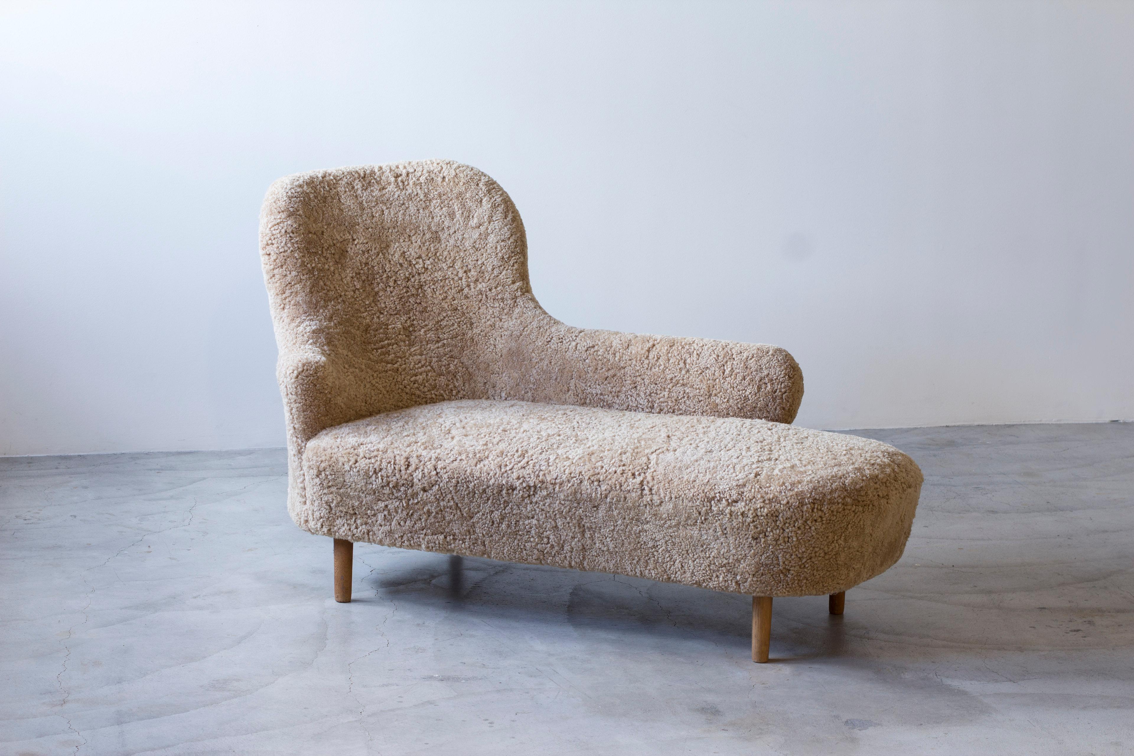 Chaise longue suédoise moderne en peau de mouton, Suède 1940s Bon état - En vente à Hägersten, SE