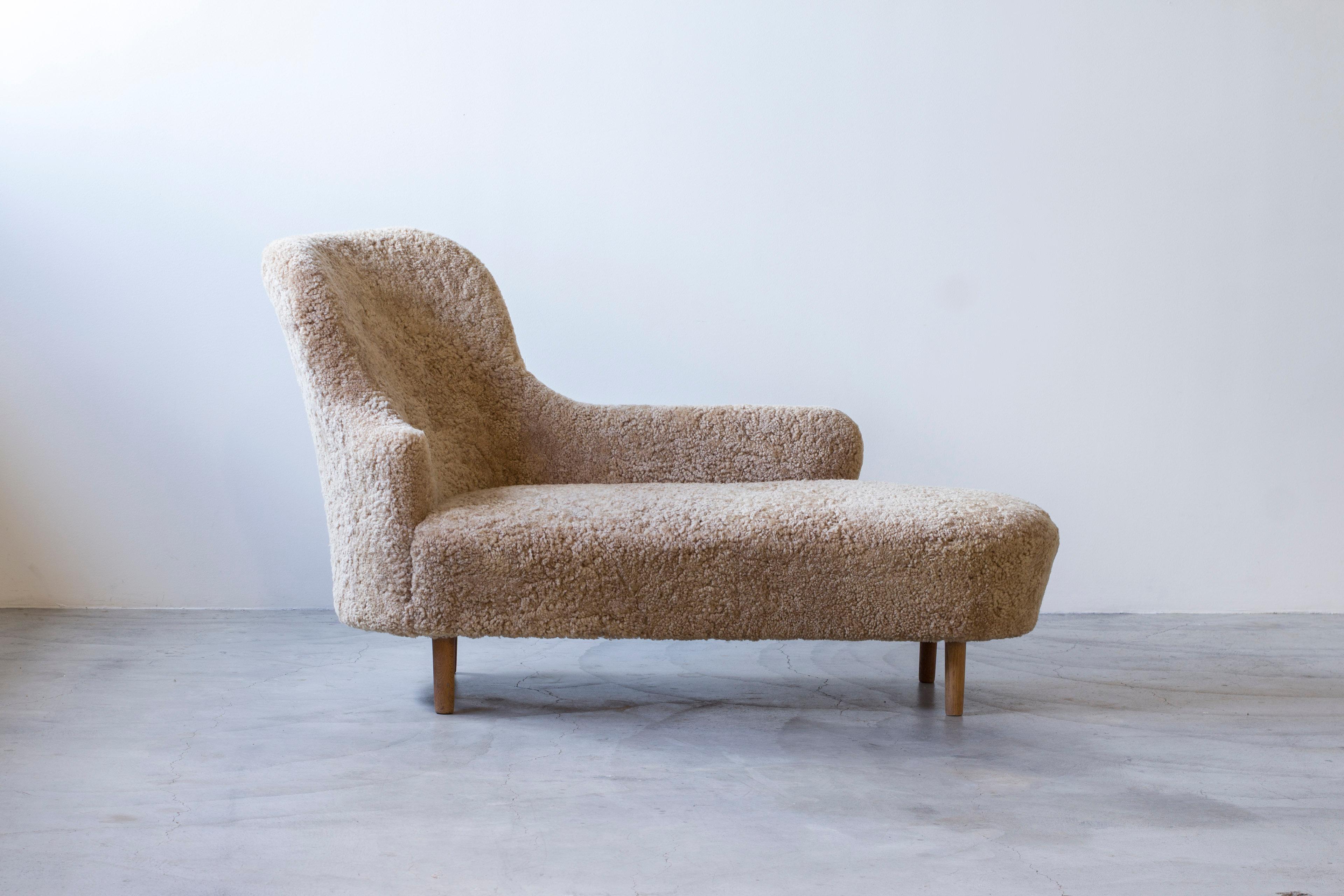 Milieu du XXe siècle Chaise longue suédoise moderne en peau de mouton, Suède 1940s en vente