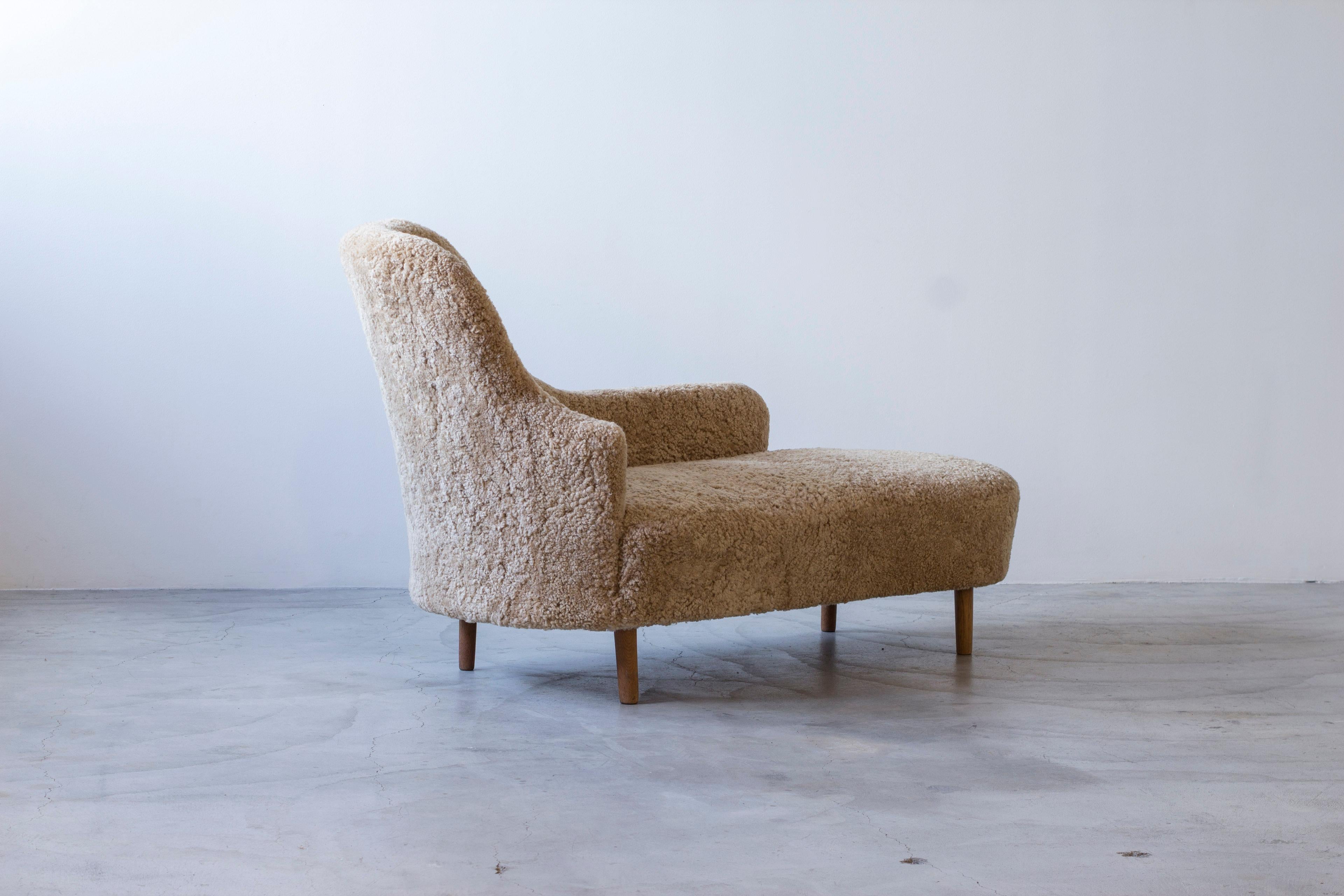 Cuir de mouton Chaise longue suédoise moderne en peau de mouton, Suède 1940s en vente