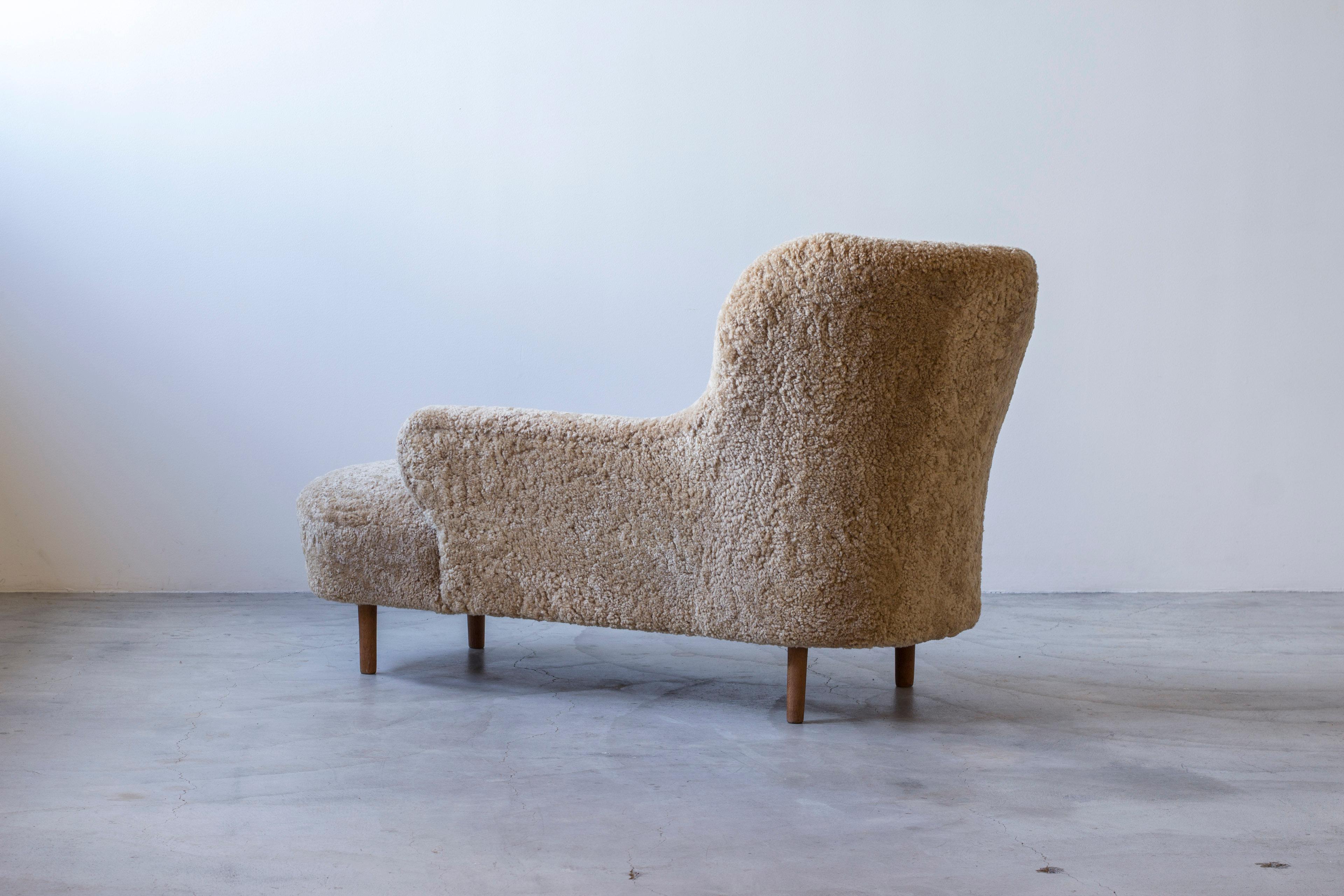 Chaise longue suédoise moderne en peau de mouton, Suède 1940s en vente 1