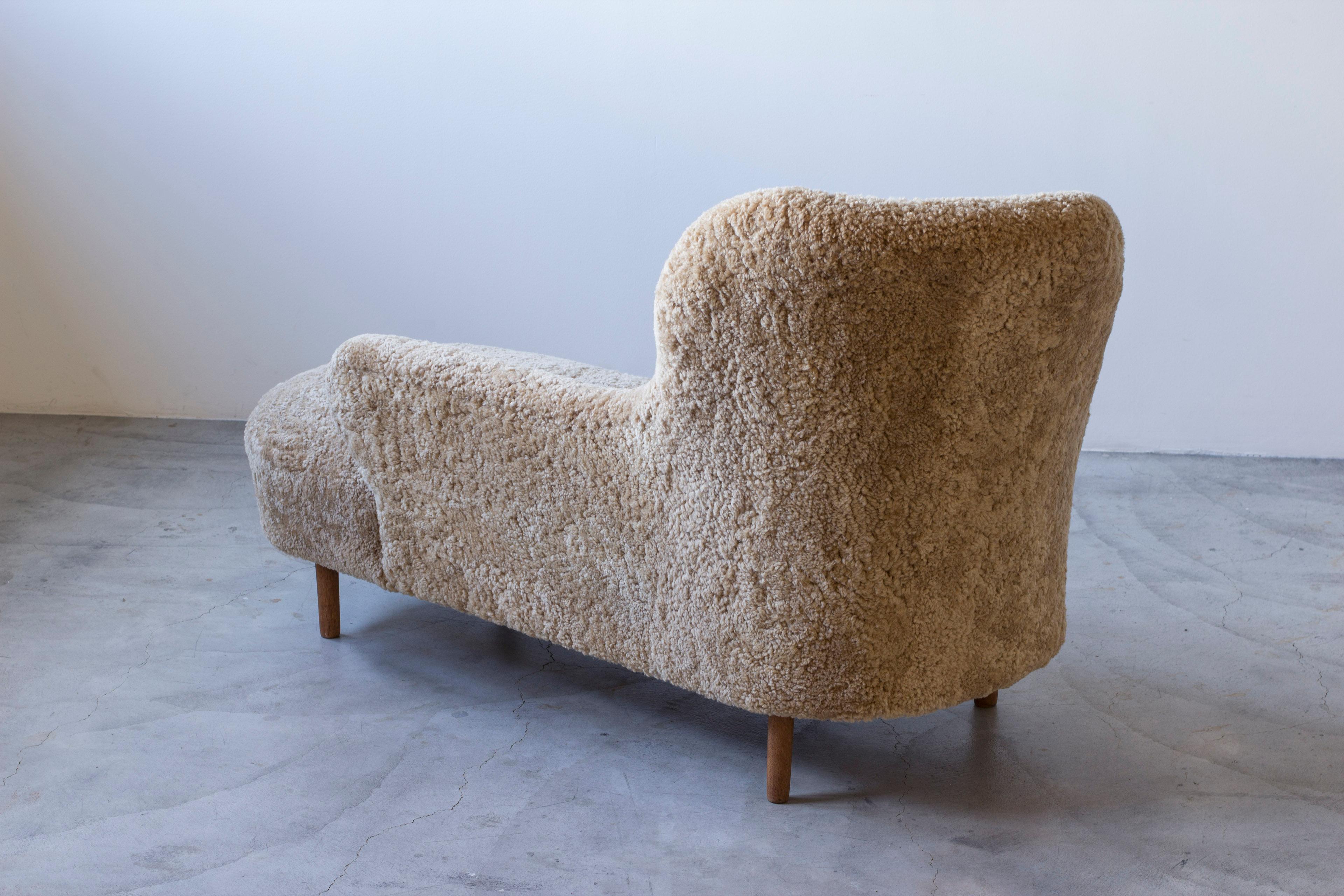 Chaise longue suédoise moderne en peau de mouton, Suède 1940s en vente 2