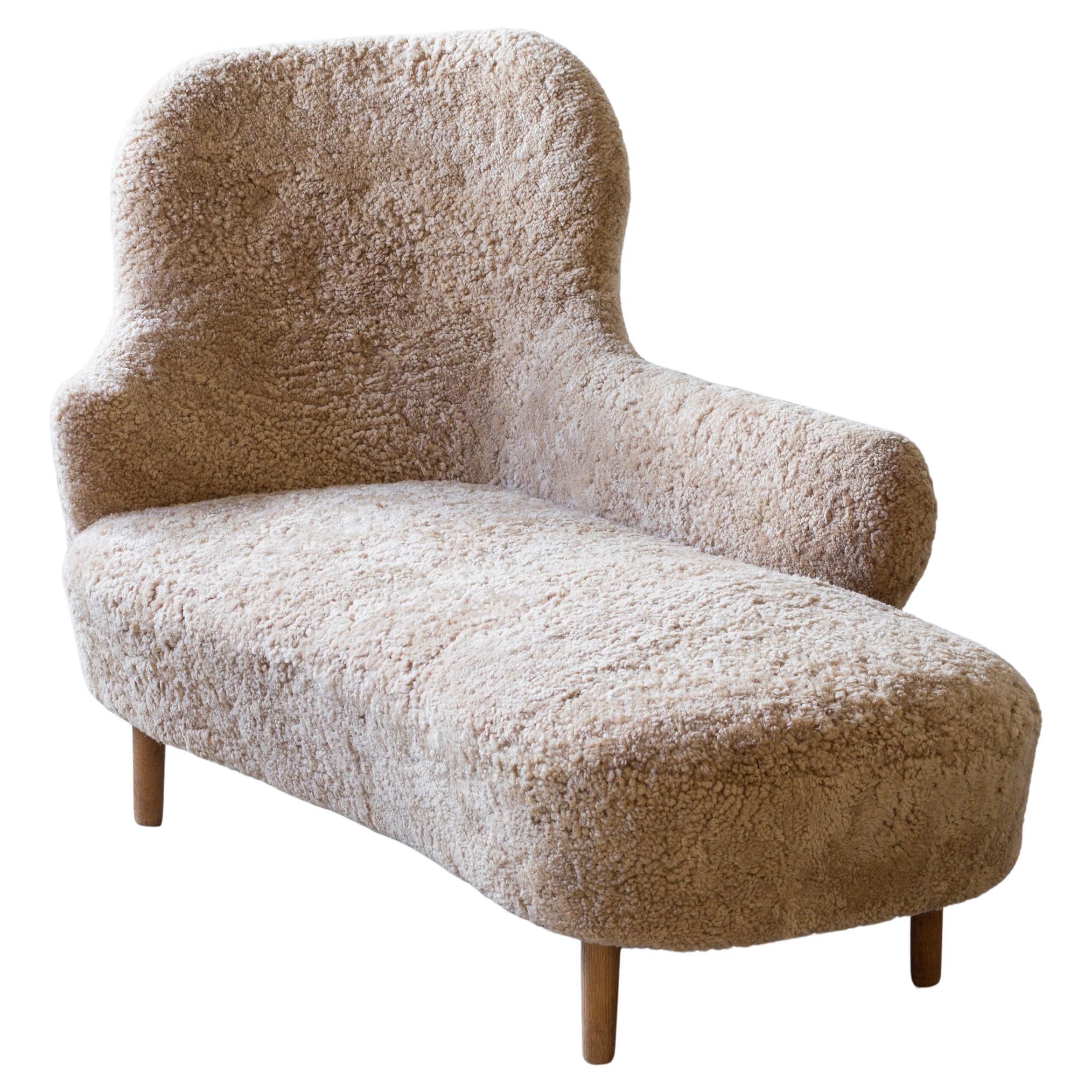 Chaise longue suédoise moderne en peau de mouton, Suède 1940s en vente