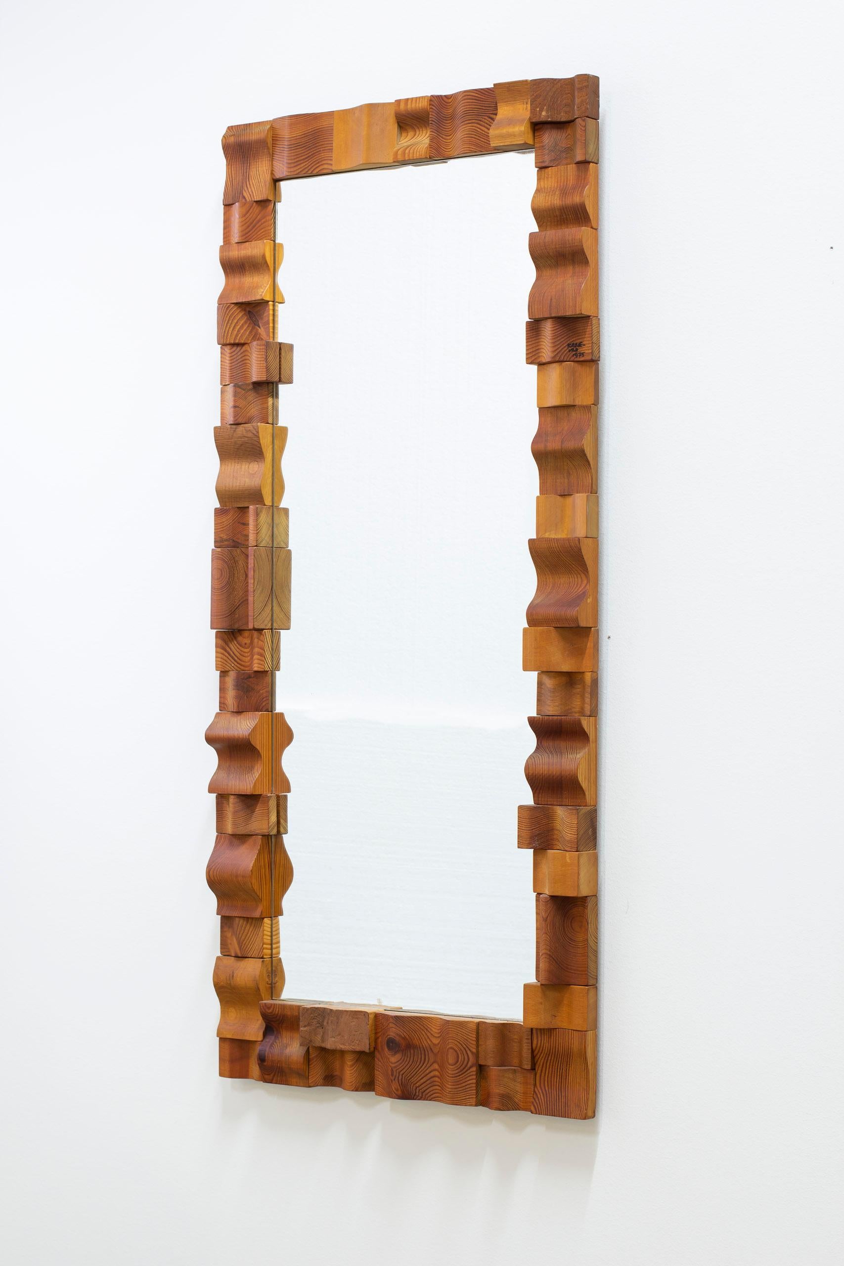 Einzigartiger Spiegel, entworfen und handgefertigt von Holzarbeiter und Handwerker Gunnar Kanevad. Hergestellt ca. 1970-80 in seiner eigenen Werkstatt. Hergestellt aus biologischen Kiefernholzstücken. Sehr guter Vintage-Zustand mit wenigen