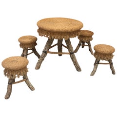 Mesa orgánica y sus 4 taburetes, ratán, rafia, cuerda y ramas, hacia 1970