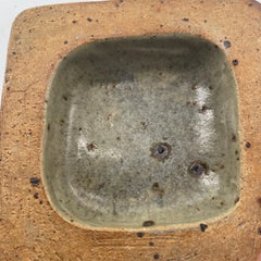 Plat carré à glaçure salée du 20e siècle, moucheté et organique, de couleur fauve