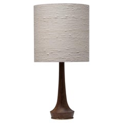 Lámpara de mesa de teca y latón con pantalla de seda, Dinamarca, década de 1960