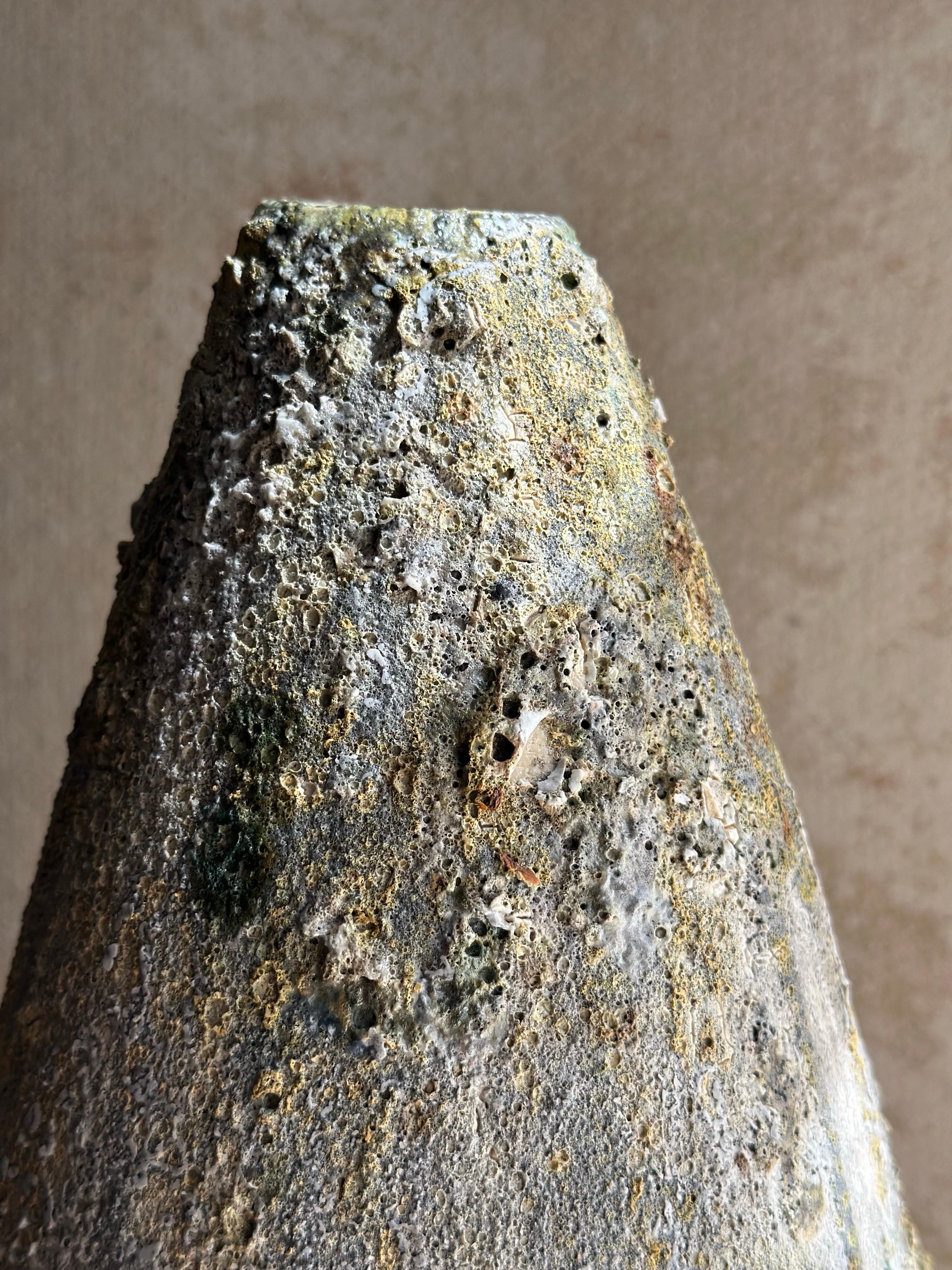 Vaso allungato verde a struttura organica in vendita 2