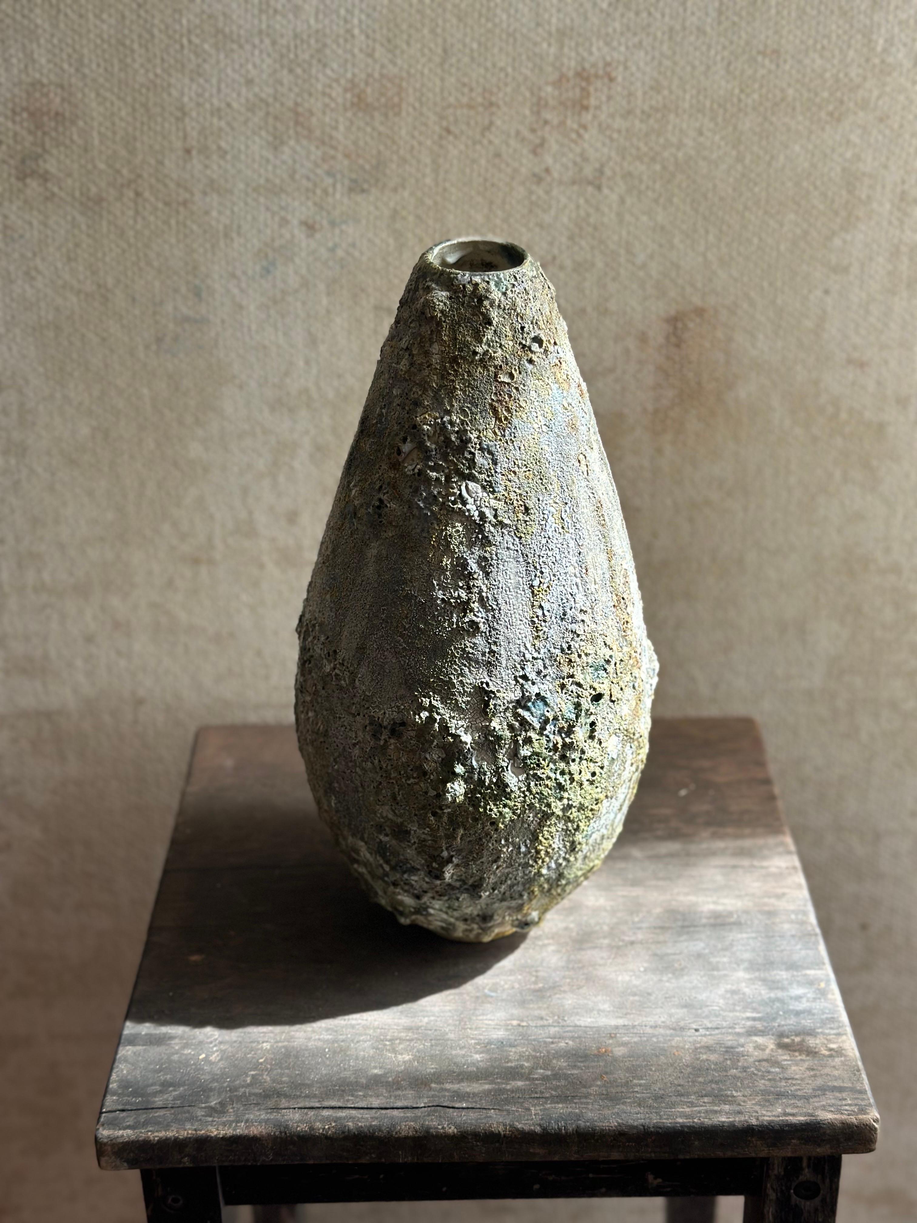 Vaso allungato verde a struttura organica in vendita 3