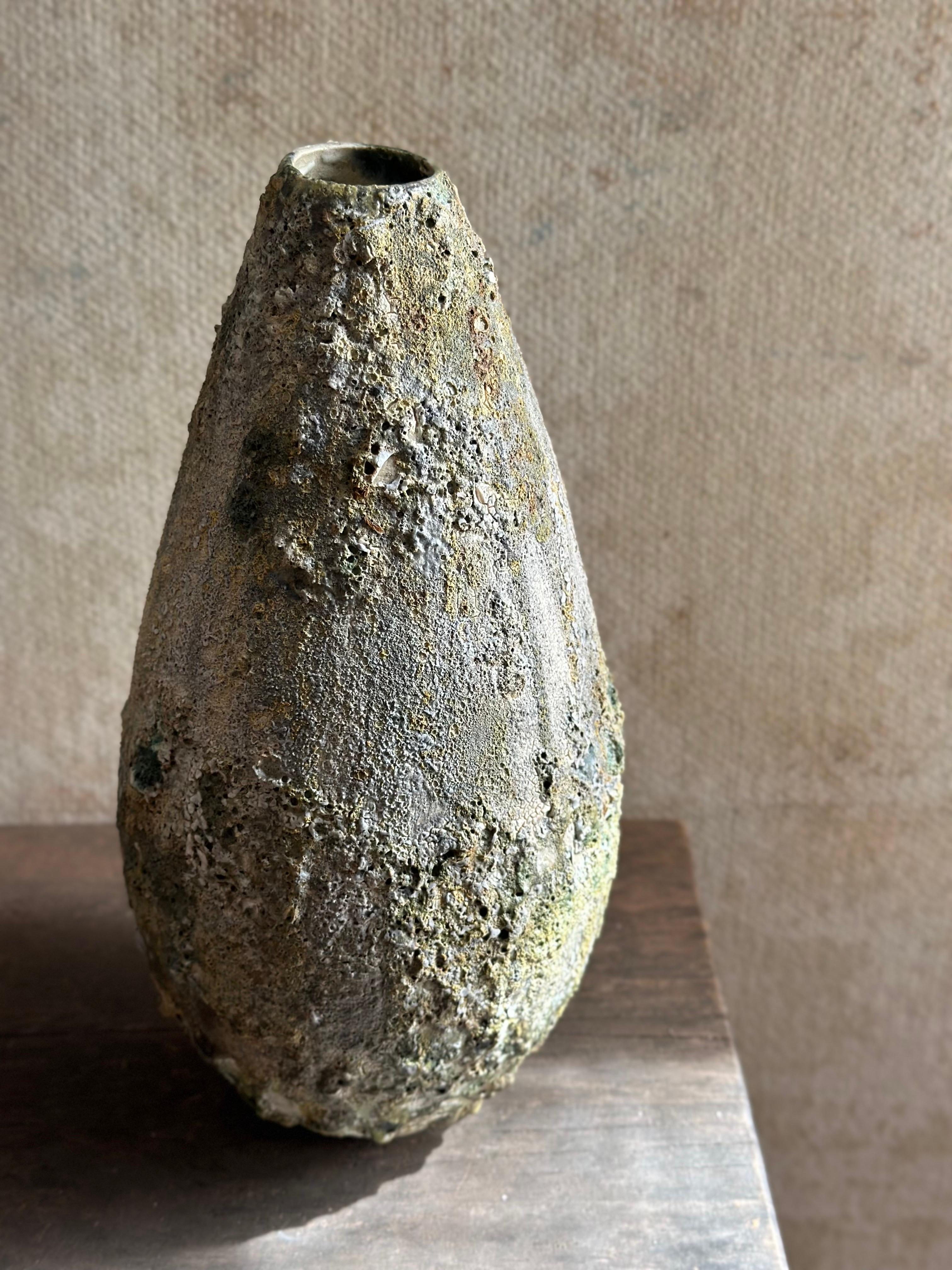 Vaso allungato verde a struttura organica in vendita 4