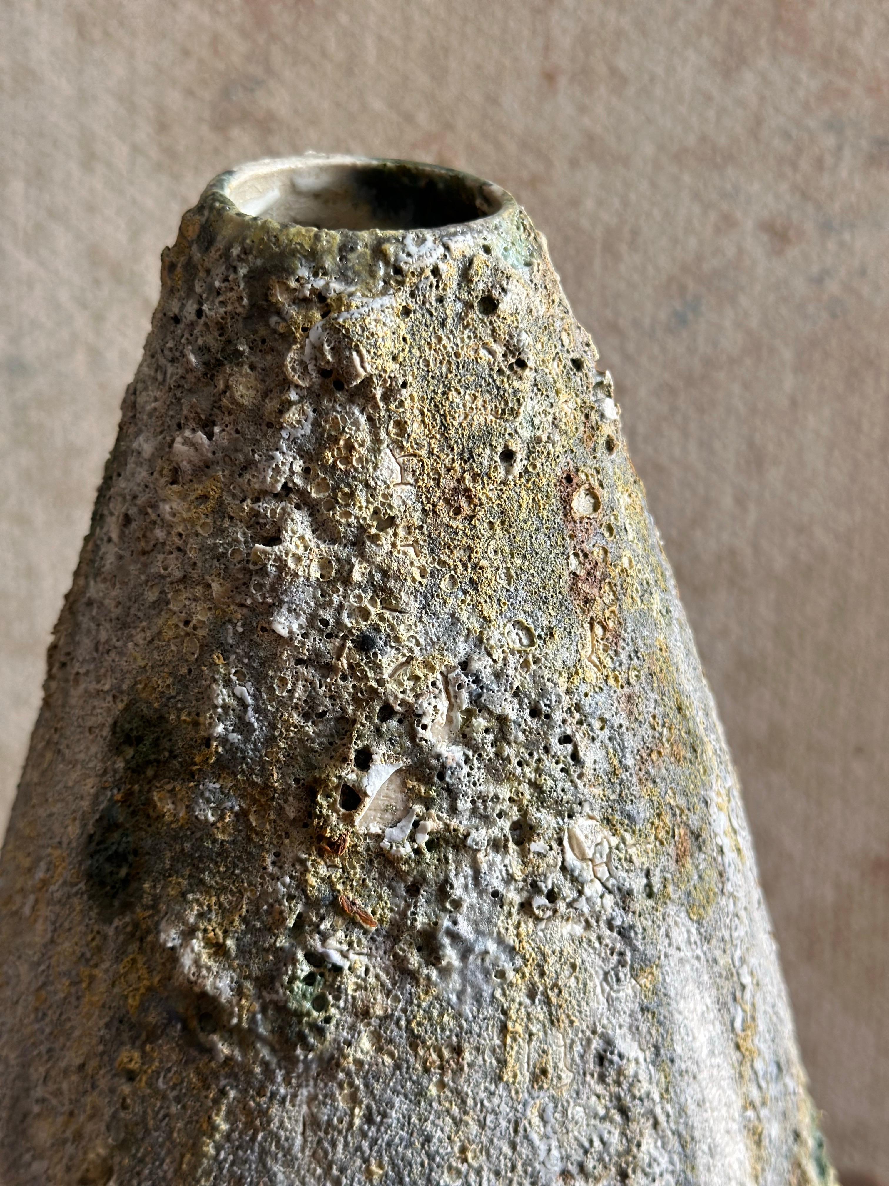 Questo vaso è perfetto per qualsiasi arredamento. È fatto a mano e realizzato a ruota nel mio studio di Pasadena. Questo vaso unico e irripetibile presenta una superficie dalla texture organica con un'incredibile smaltatura lavica nei toni del verde