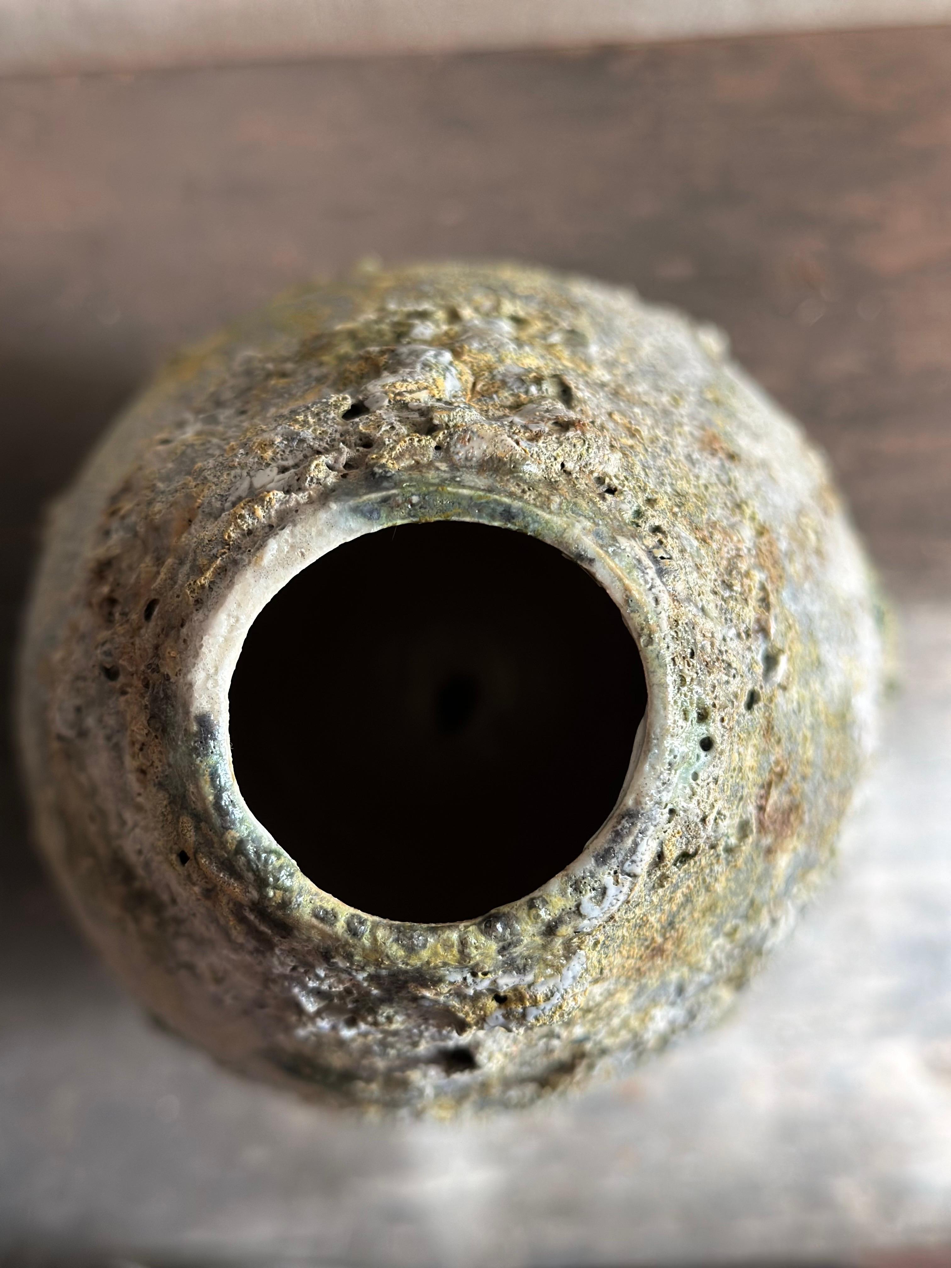 Rustico Vaso allungato verde a struttura organica in vendita
