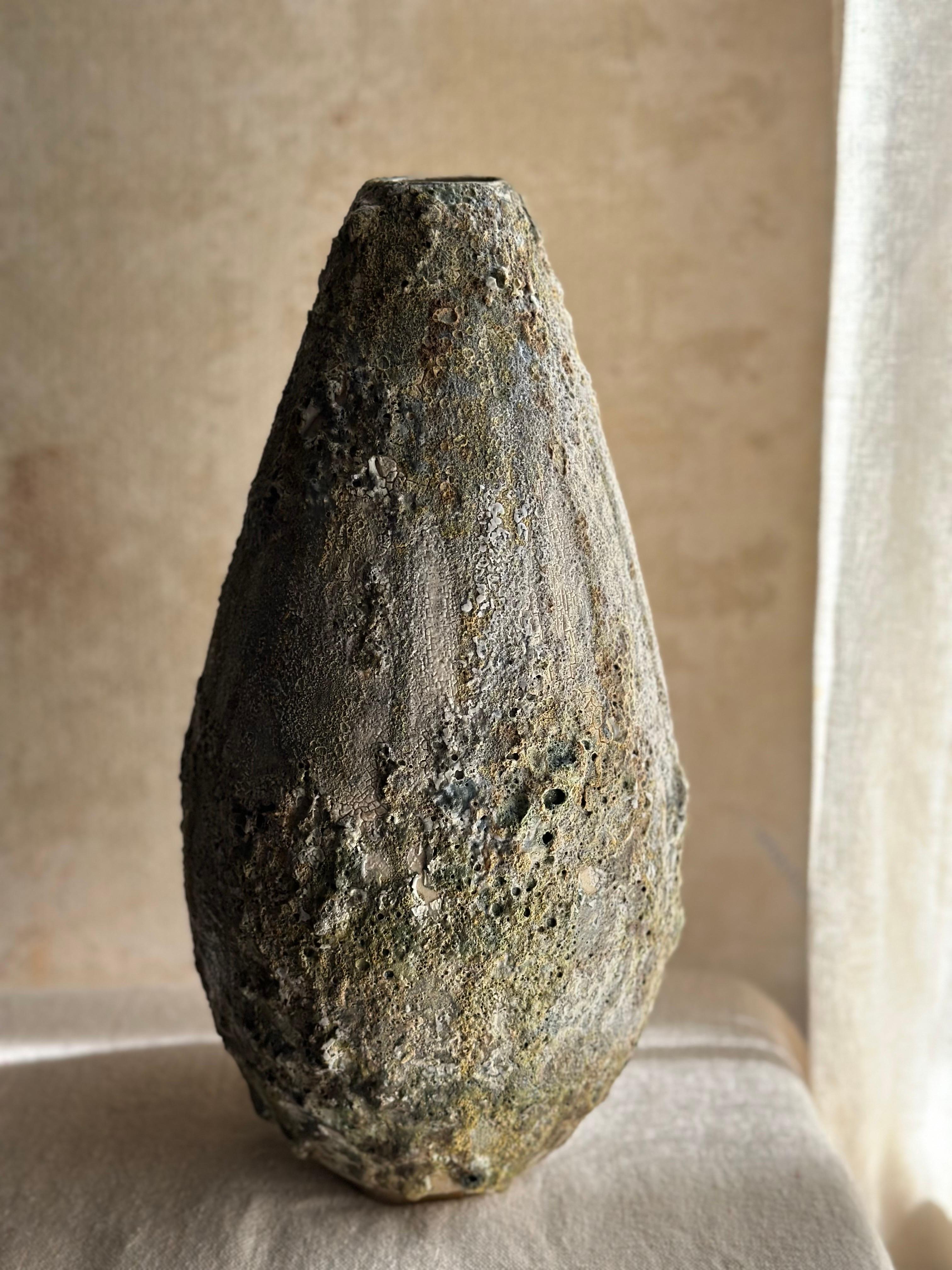 Ceramica Vaso allungato verde a struttura organica in vendita
