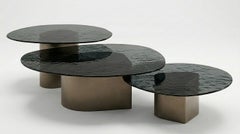 Ensemble de trois tables basses de style organique en verre « Fusion » et piètement en métal bronze