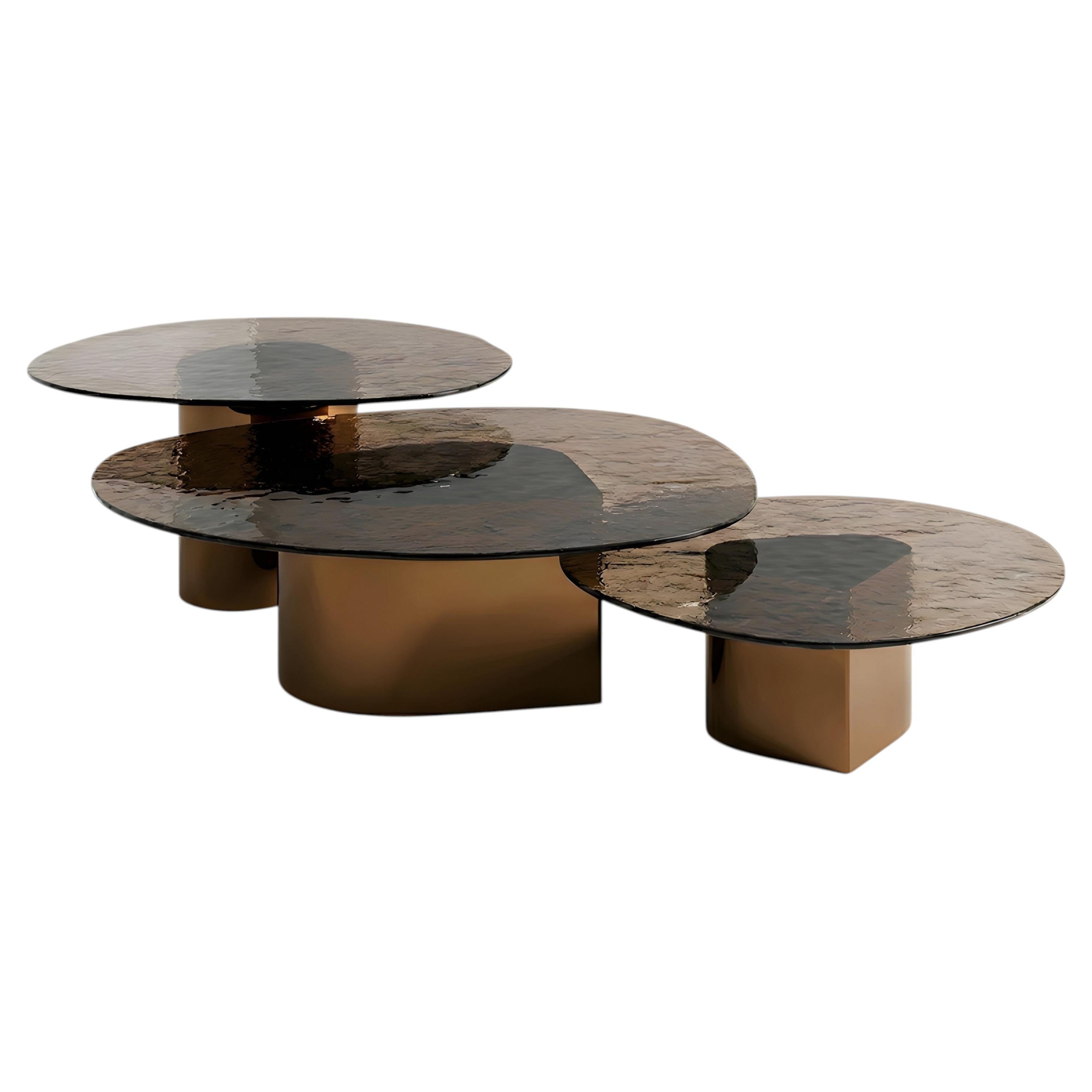 Conjunto de tres mesas de centro de diseño orgánico, con cristal «Fusion» y base de metal en color bronce