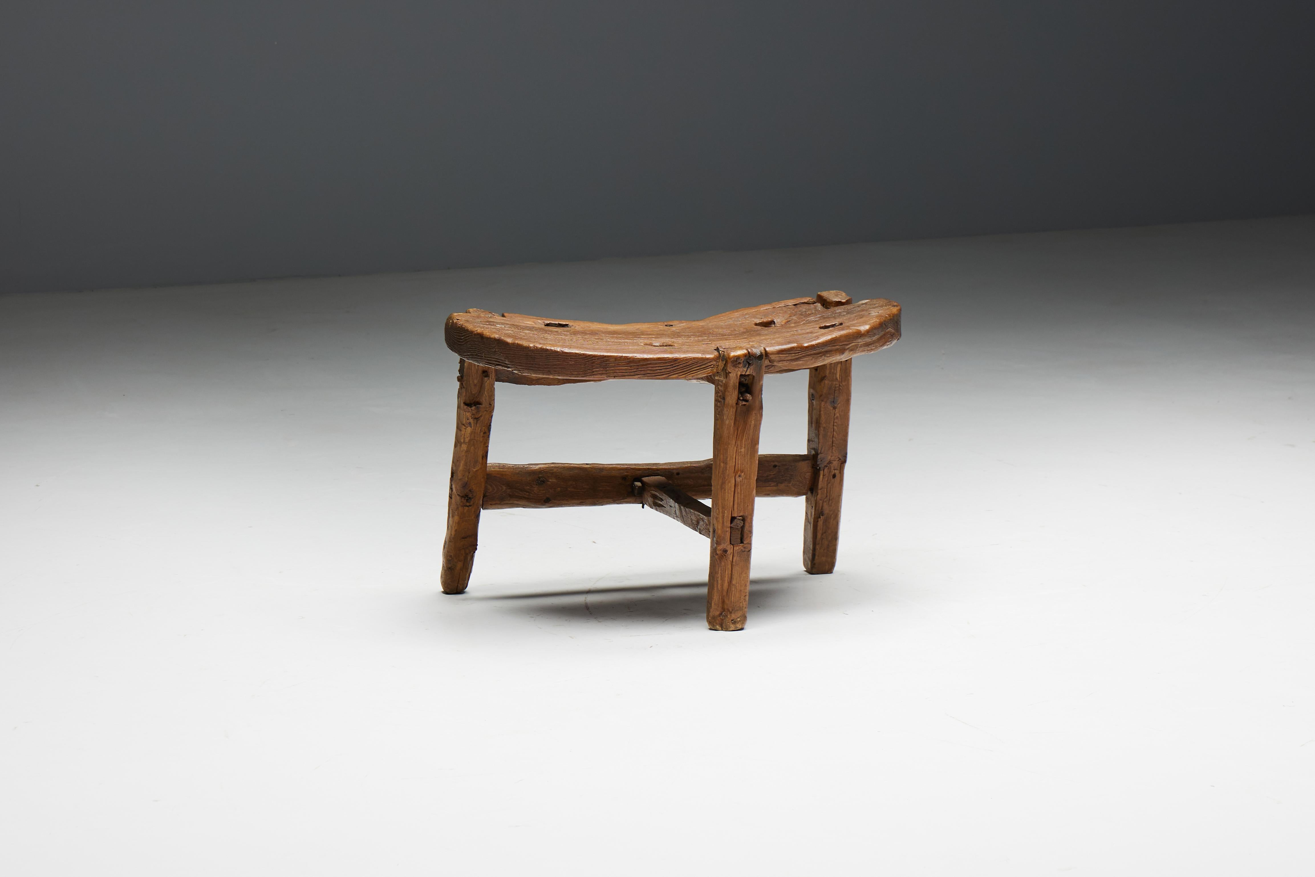 Banc tripode organique en bois massif, France, 19ème siècle en vente 4