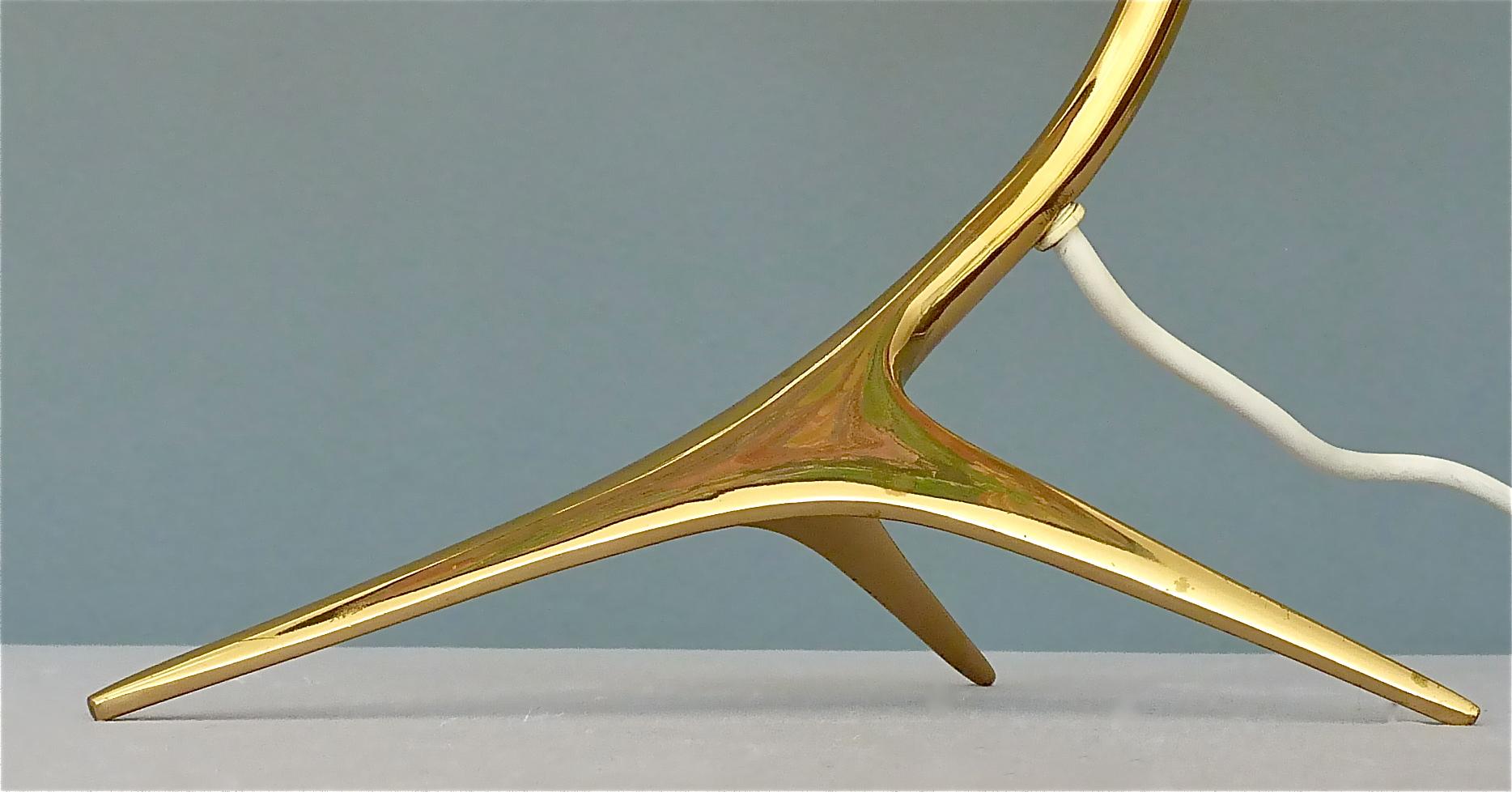 Organic Tripod Brass Table Lamp Flower Shade Josef Frank Style 1950 In Good Condition For Sale In Nierstein am Rhein, DE