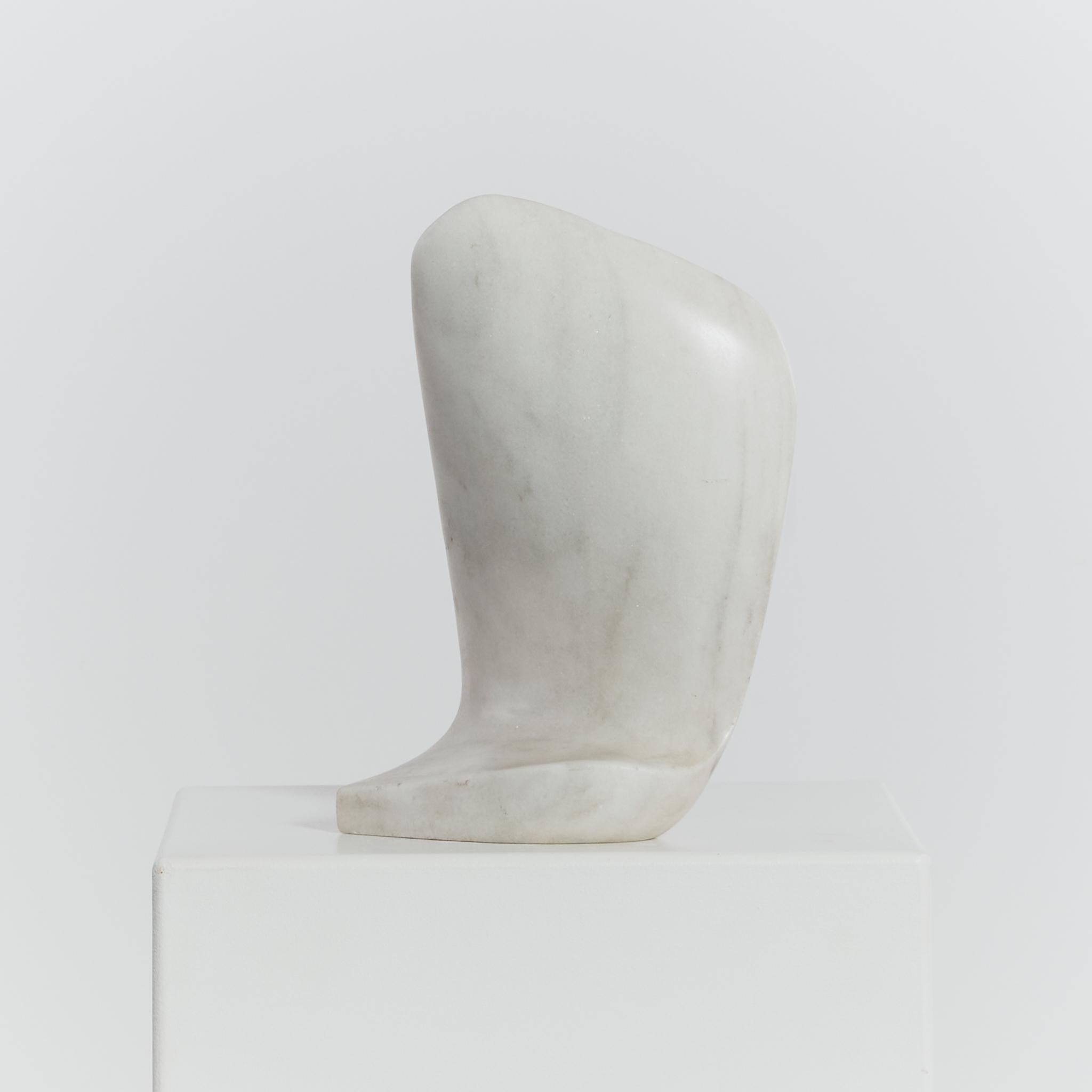 Scultura astratta con forma organica eretta in marmo di Carrara. La sua superficie è liscia e satinata  finitura con una morbida venatura diffusa. Un oggetto decorativo unico e artistico.