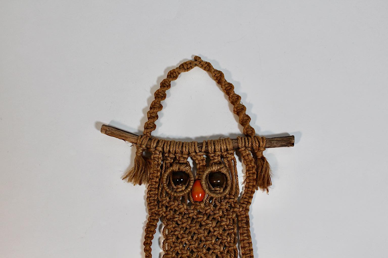 Organic Vintage Brown Orange Animal Owl Makramee Beech, 1970s For Sale 1