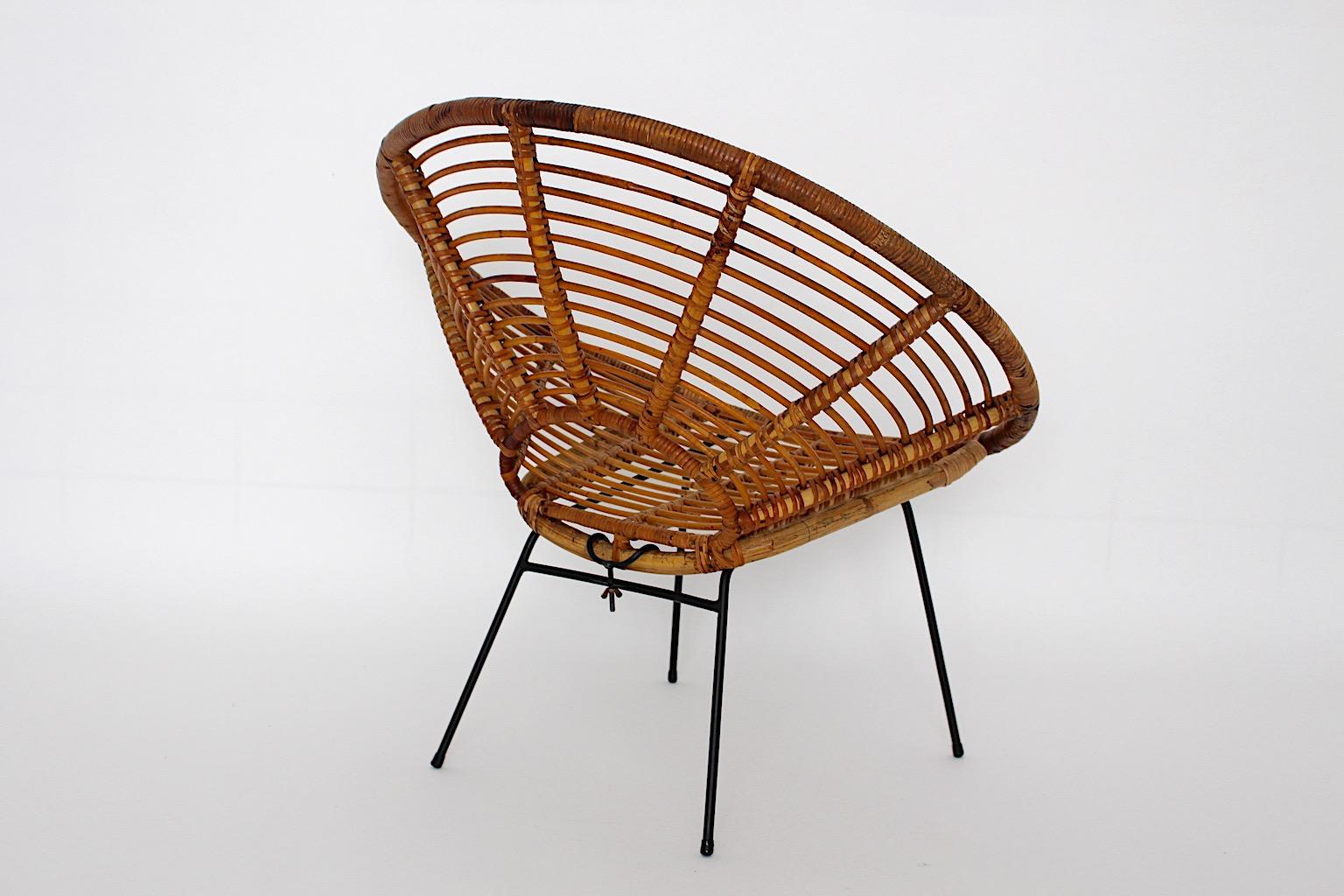 Organico Vintage Riviera Style Rattan Dining Chairs Patio Chairs Four 1950 France In condizioni buone in vendita a Vienna, AT