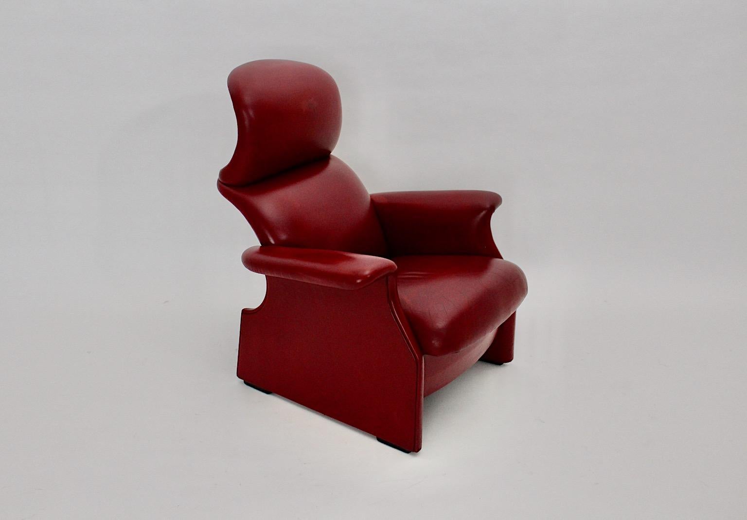 Space Age vintage San Luca sculptural lounge chair or armchair from leather in burnt red color Italy 1960s designed by Achille & Piero Castiglioni.
This very comfortable organic and sculptural lounge chair works perfectly as freestanding comfortable