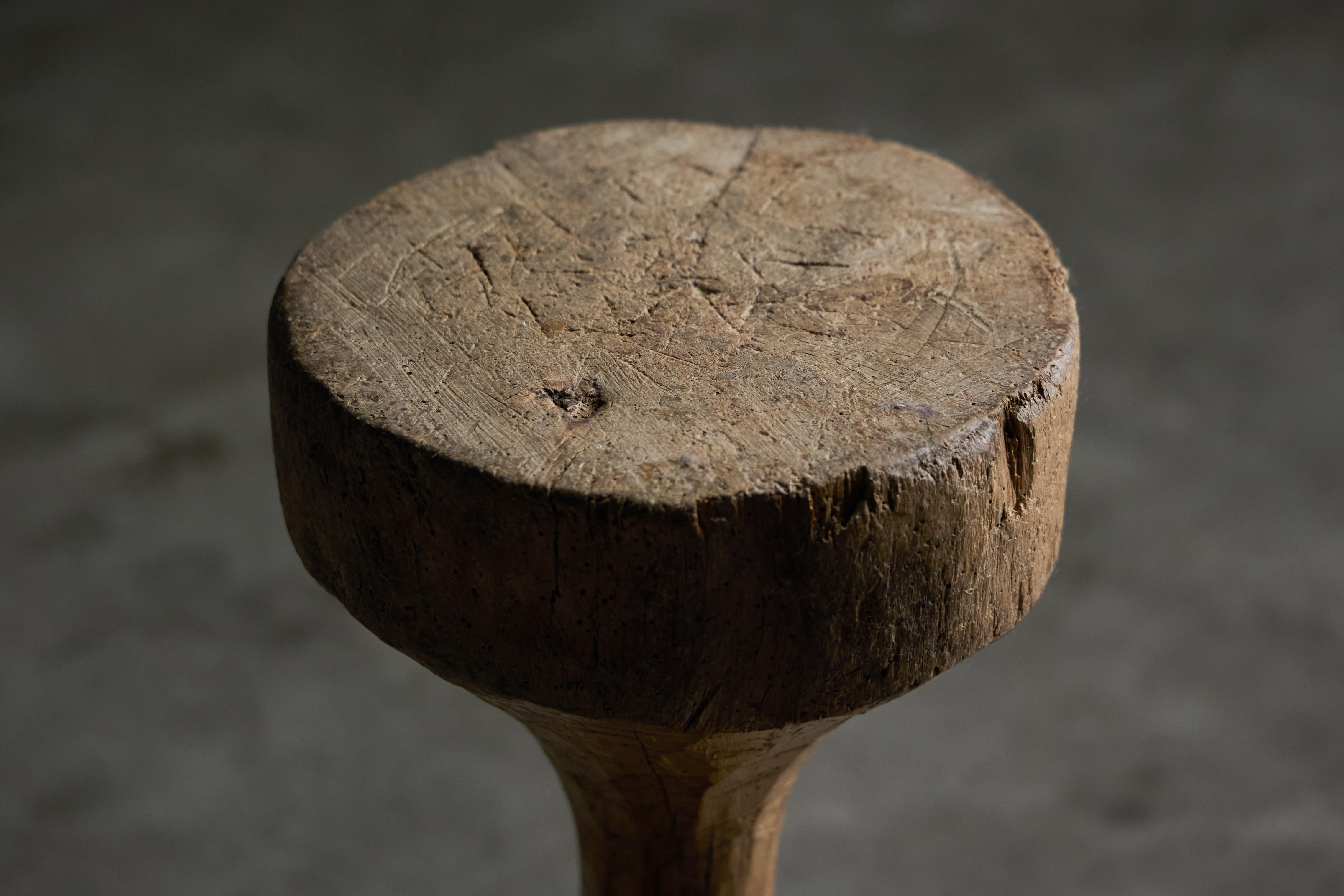 Este taburete wabi-sabi, tallado a mano en madera maciza, muestra una silueta escultural con un centro elegantemente ahusado, que resalta las texturas crudas, las grietas naturales y las marcas dejadas por las herramientas del artesano. Perfecta