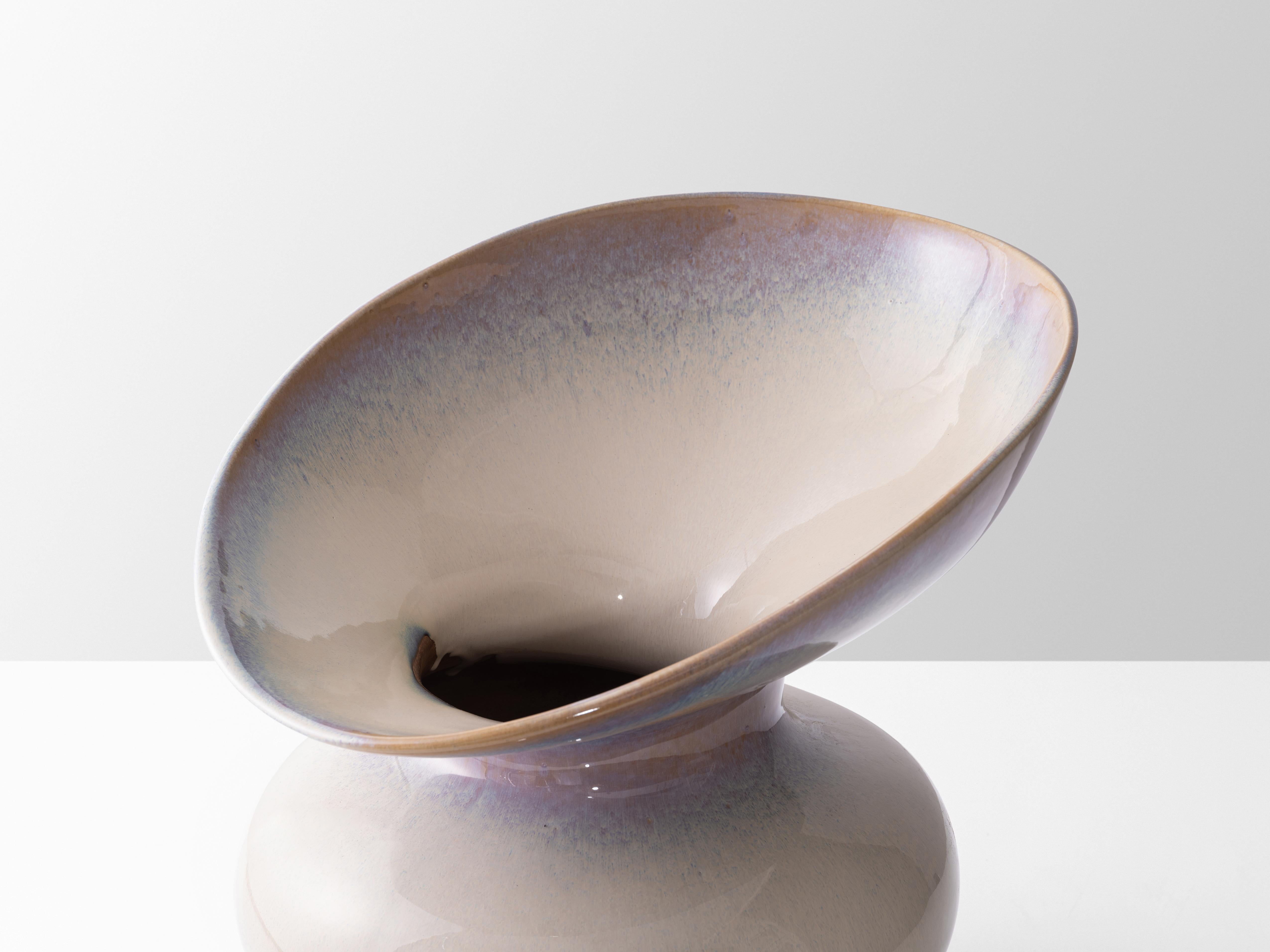 Organic Wave Form Ceramic Chair in Cream In New Condition For Sale In Brooklyn, NY