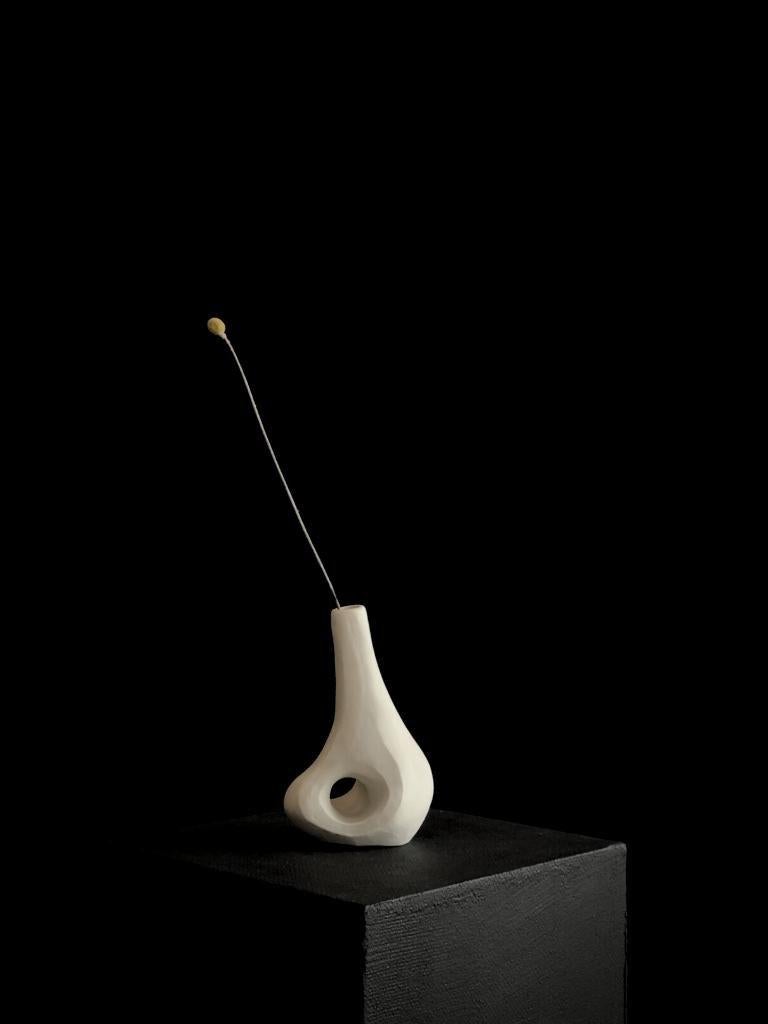 Vasija orgánica de cerámica blanca biomórfica de Hanna Englund Ceramics en venta 4