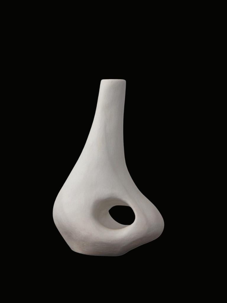 Vasija orgánica de cerámica blanca biomórfica de Hanna Englund Ceramics en venta 5