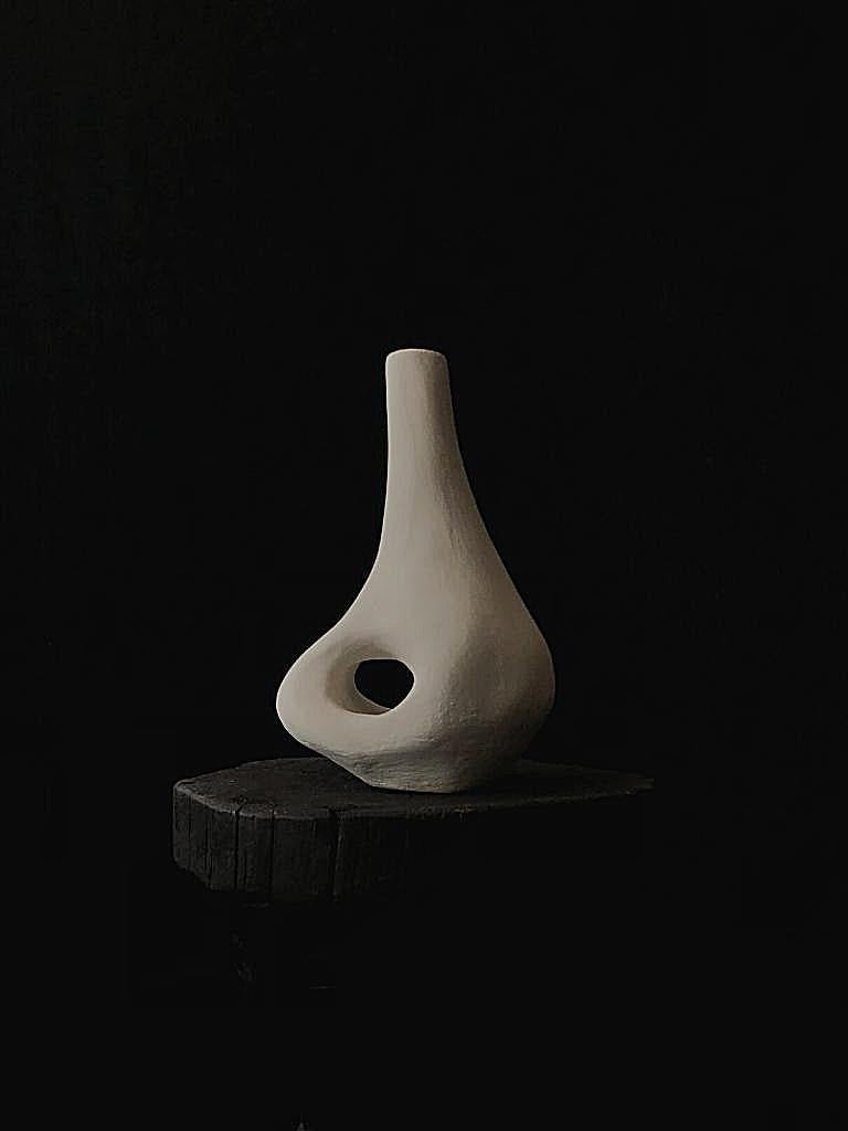 Vasija orgánica de cerámica blanca biomórfica de Hanna Englund Ceramics en venta 6